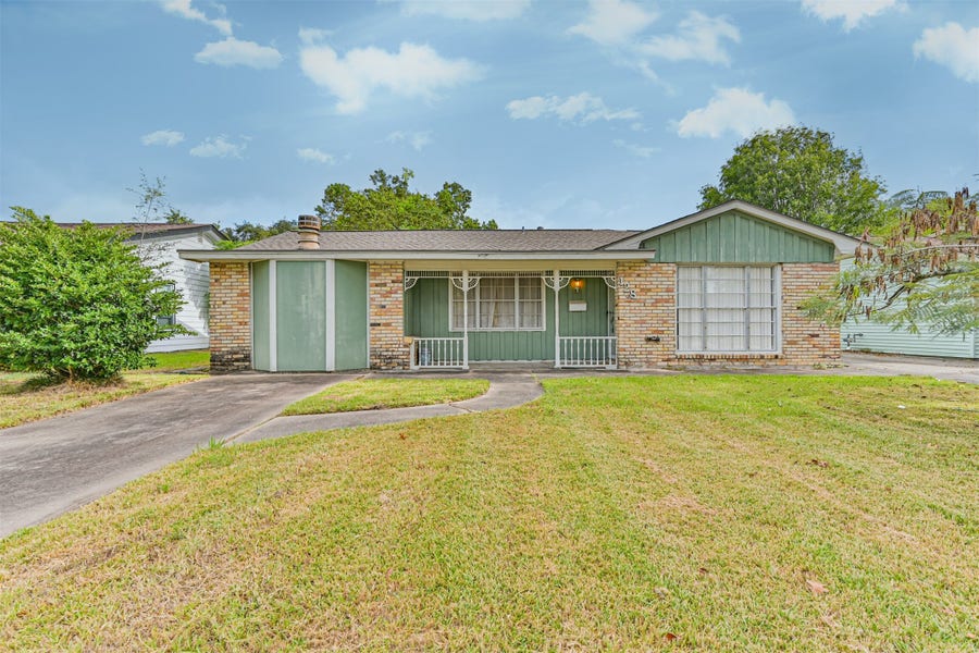 Property photo for 128 Forest Oaks Lane, Lake Jackson, TX