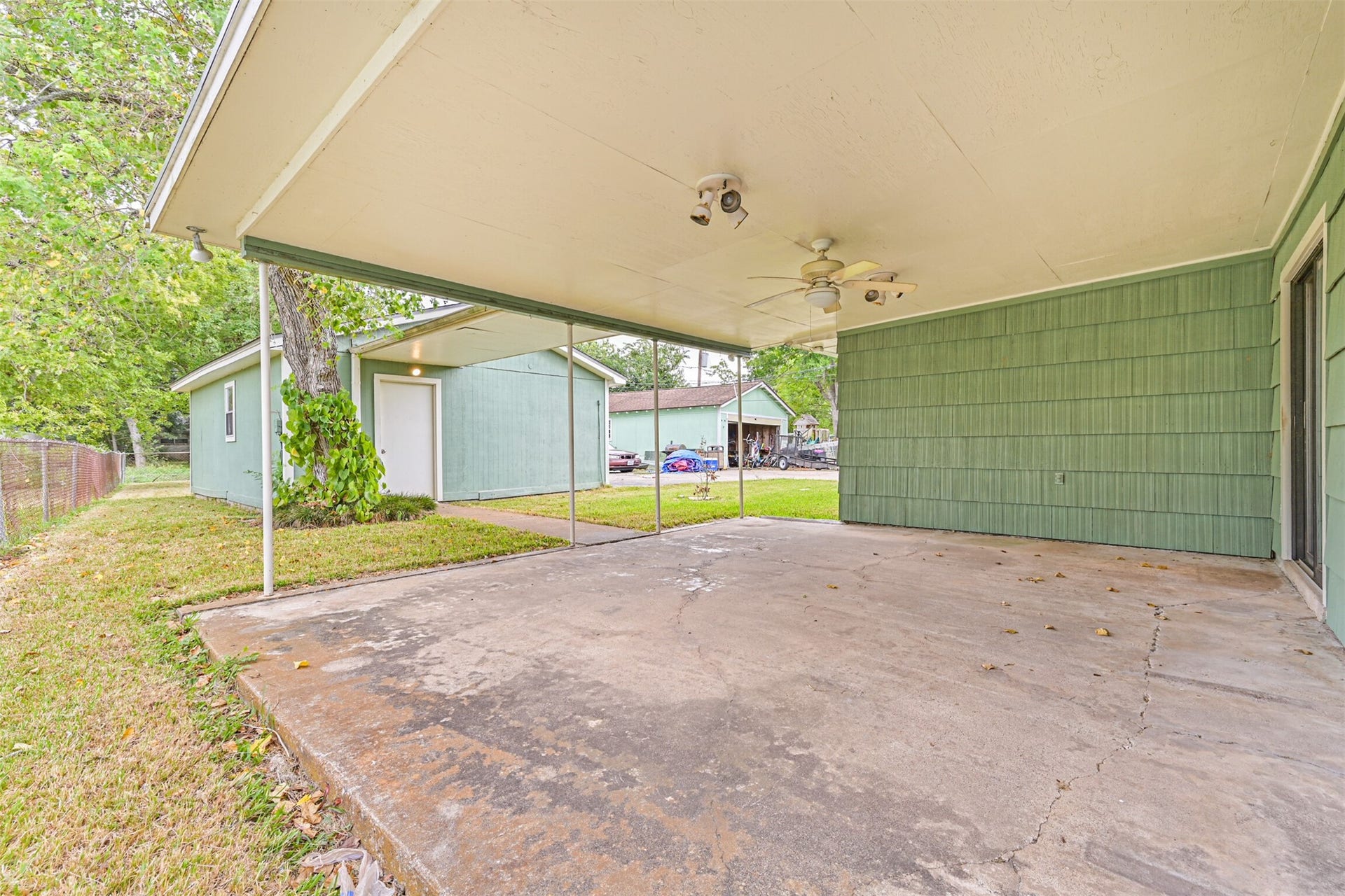 128 Forest Oaks Lane, Lake Jackson, TX 77566 128 Forest Oaks Lane, Lake Jackson, TX 77566