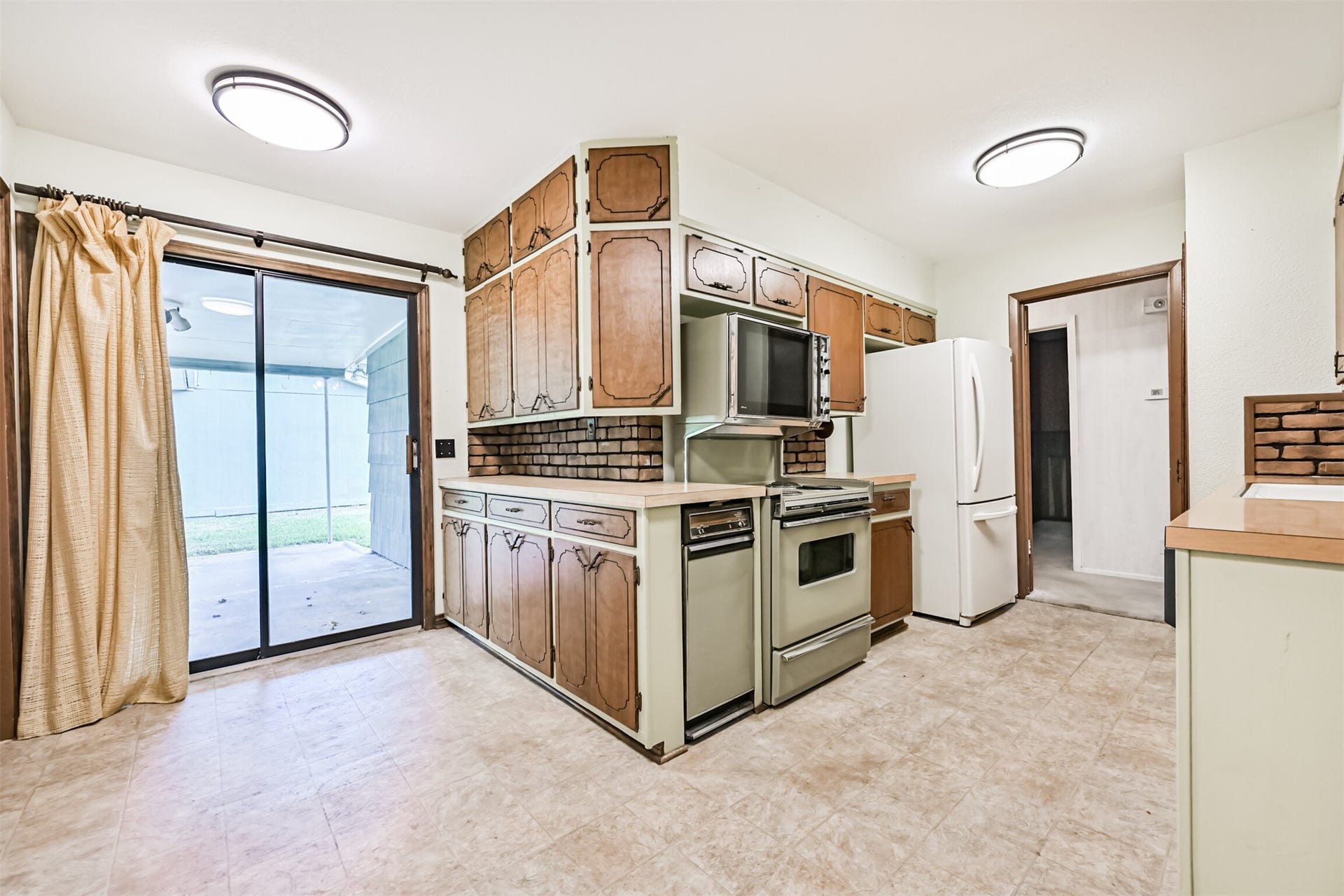 128 Forest Oaks Lane, Lake Jackson, TX 77566 128 Forest Oaks Lane, Lake Jackson, TX 77566