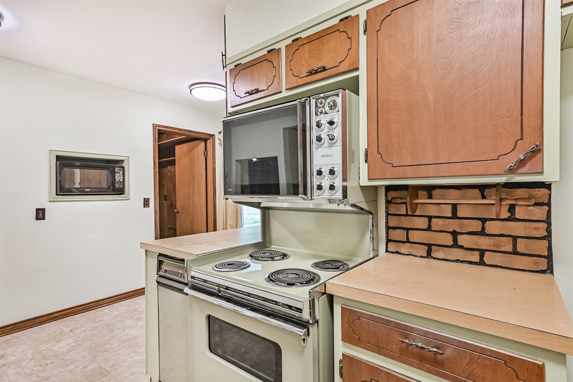 128 Forest Oaks Lane, Lake Jackson, TX 77566 128 Forest Oaks Lane, Lake Jackson, TX 77566