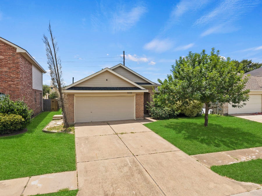 Property photo for 5735 Brookhollow Pine Trail, Houston, TX