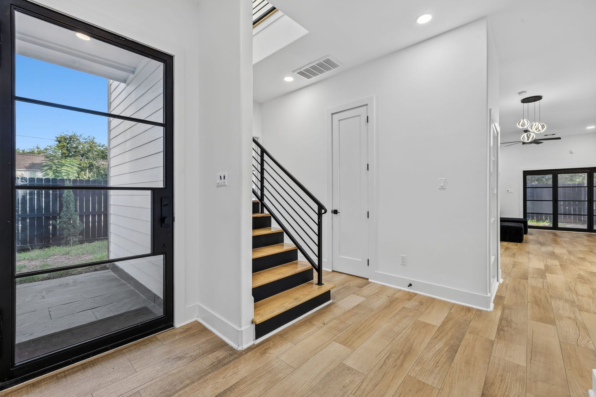 2420 Sumpter Street, Houston, TX 77026 2420 Sumpter Street, Houston, TX 77026