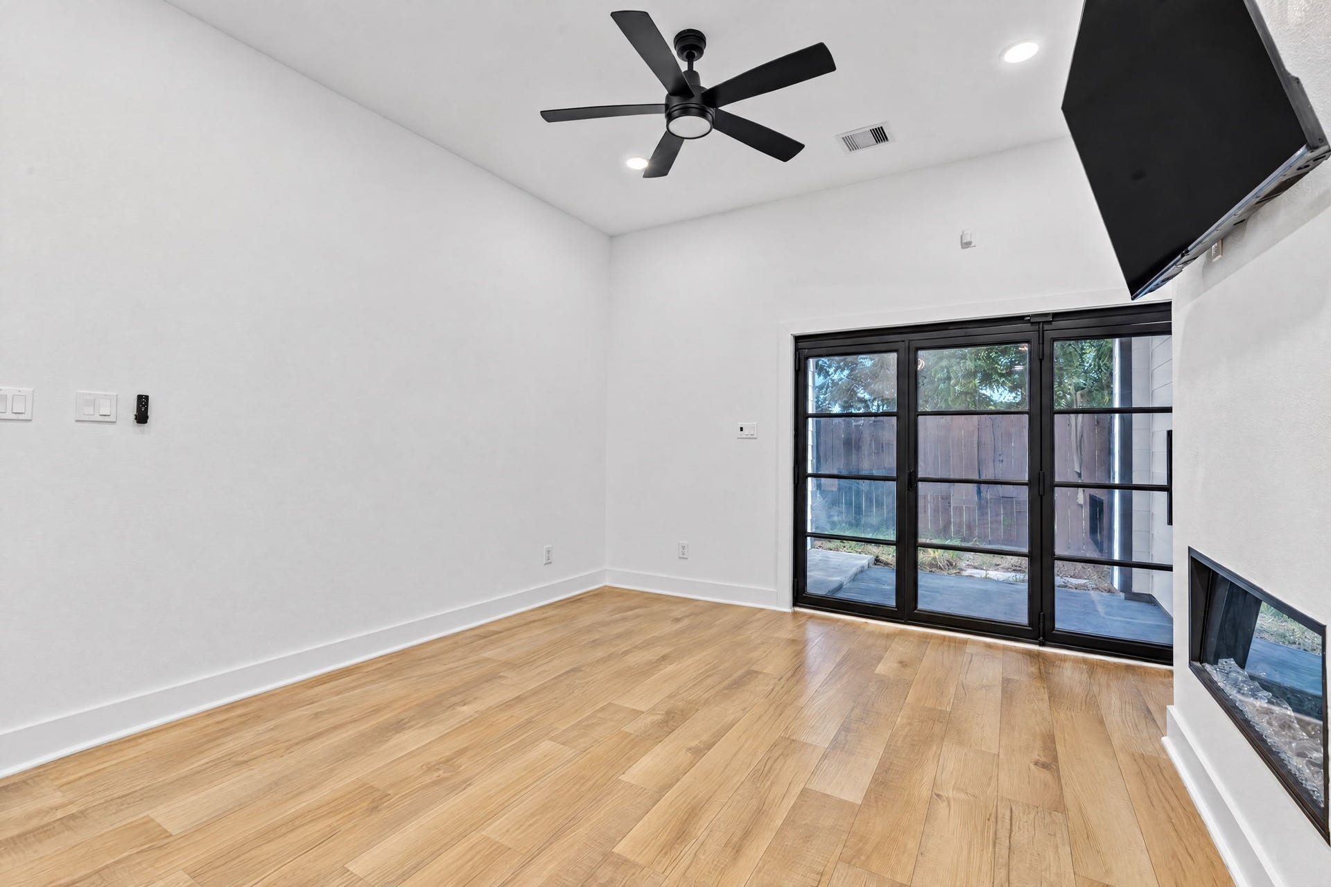 2420 Sumpter Street, Houston, TX 77026 2420 Sumpter Street, Houston, TX 77026