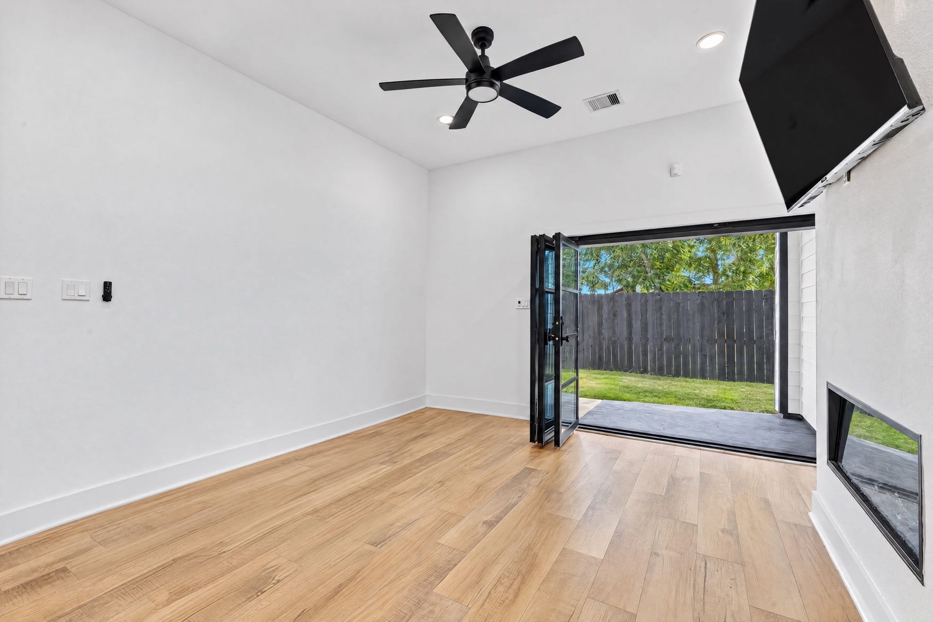 2420 Sumpter Street, Houston, TX 77026 2420 Sumpter Street, Houston, TX 77026