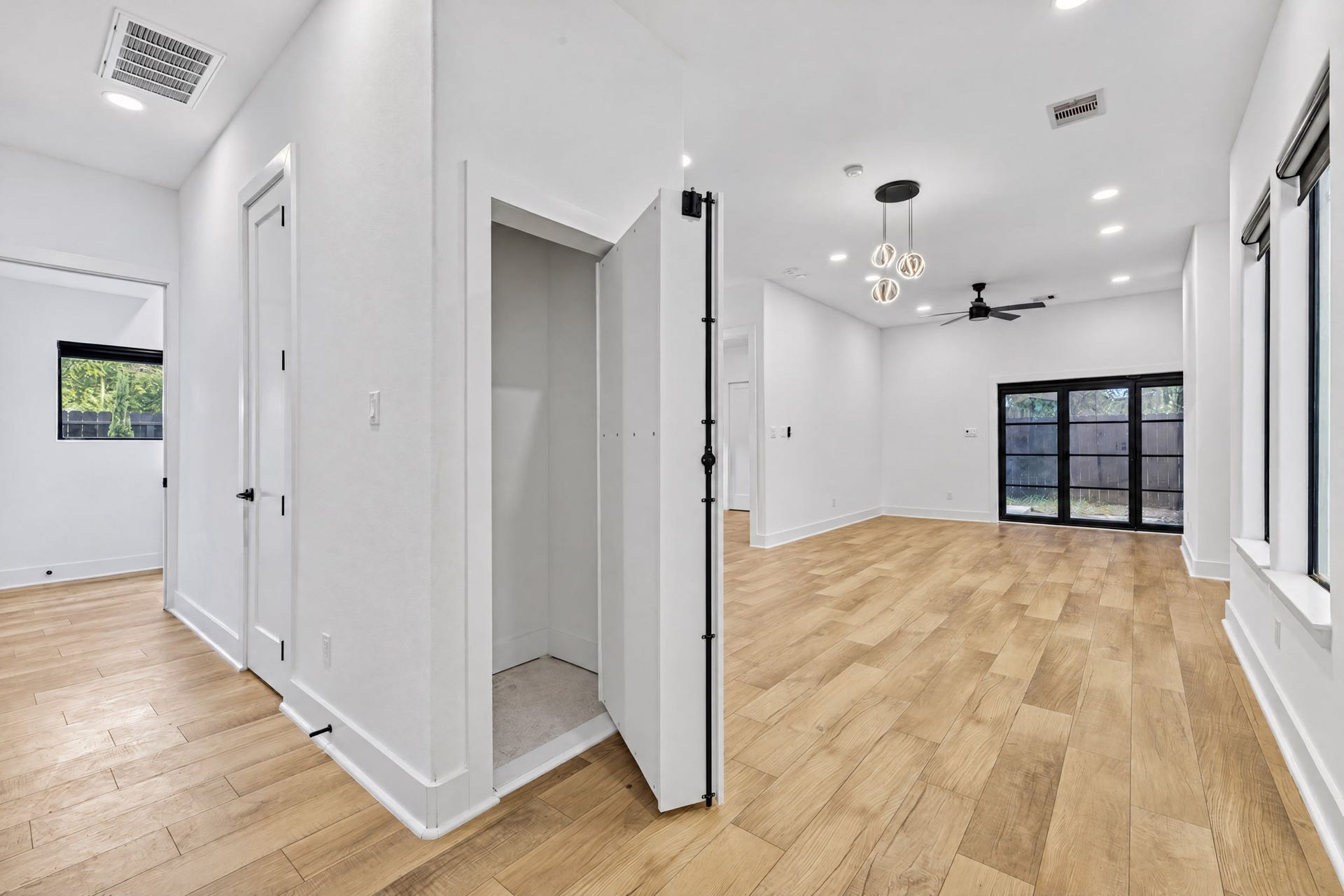 2420 Sumpter Street, Houston, TX 77026 2420 Sumpter Street, Houston, TX 77026