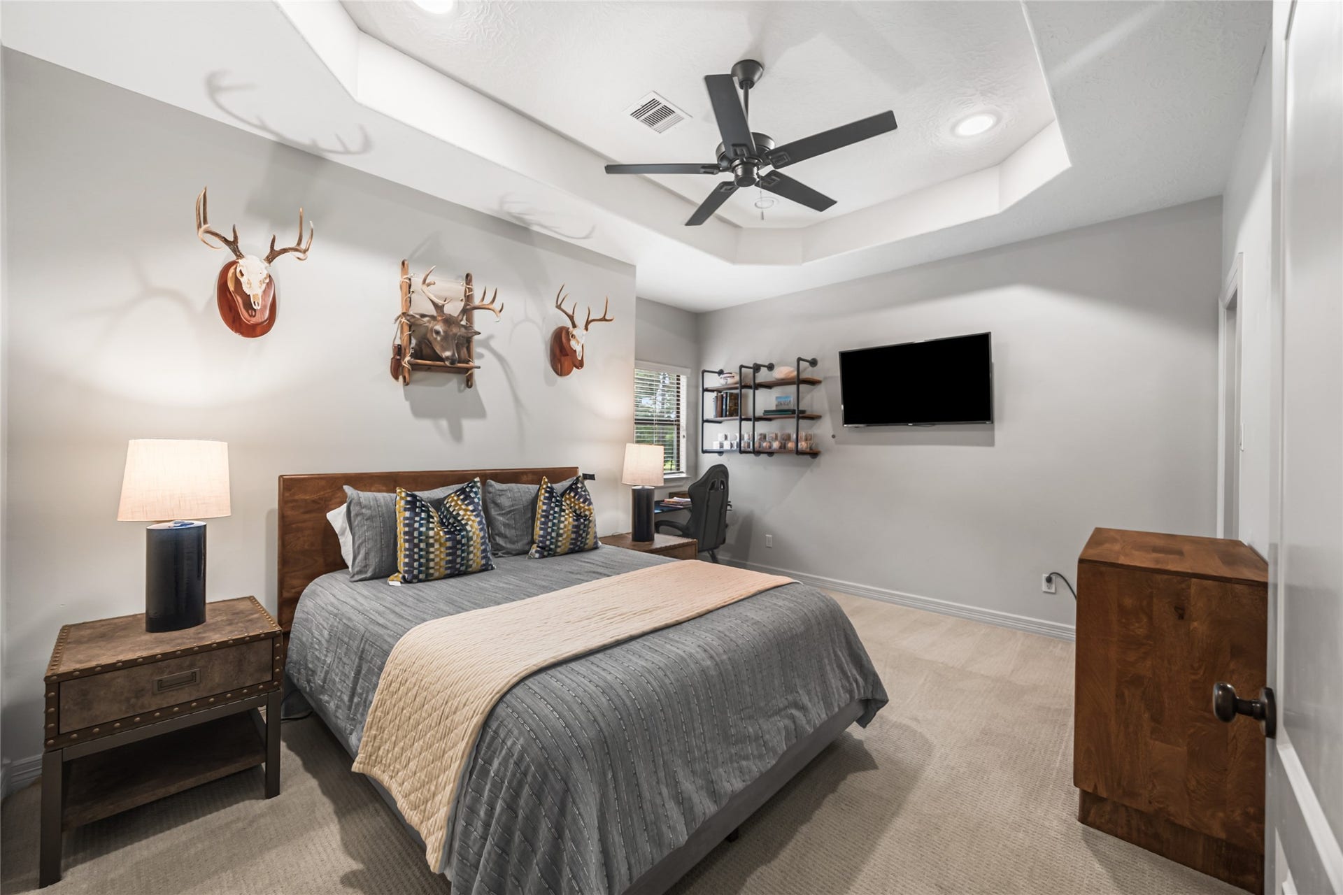 3810 Benders Lane, Spring, TX 77386 Well-appointed upstairs bedroom with a walk-in closet and dedicated en-suite bathroom.