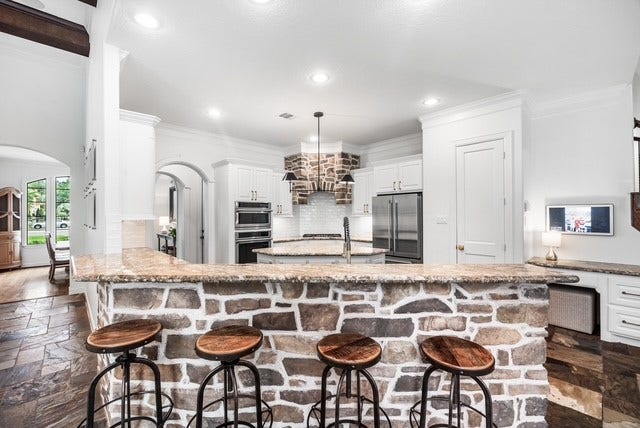 3810 Benders Lane, Spring, TX 77386 Enjoy casual meals and conversation at the expansive breakfast bar featuring ample seating and beautiful views of the surrounding living areas.