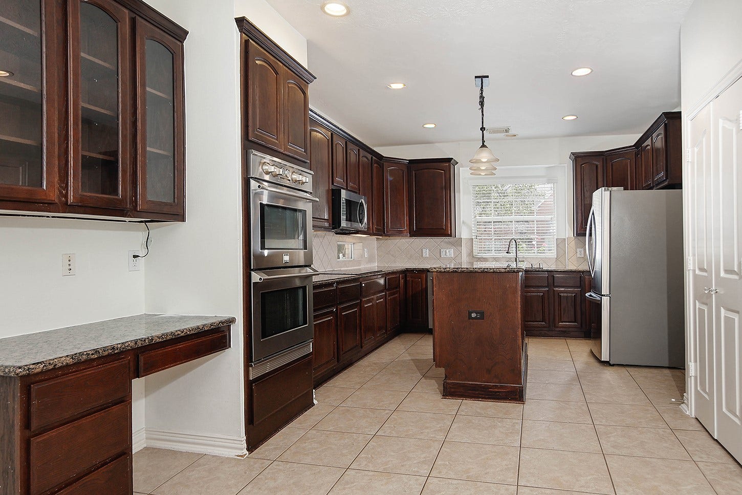 27 Bluff Creek Place, The Woodlands, TX 77382 27 Bluff Creek Place, The Woodlands, TX 77382