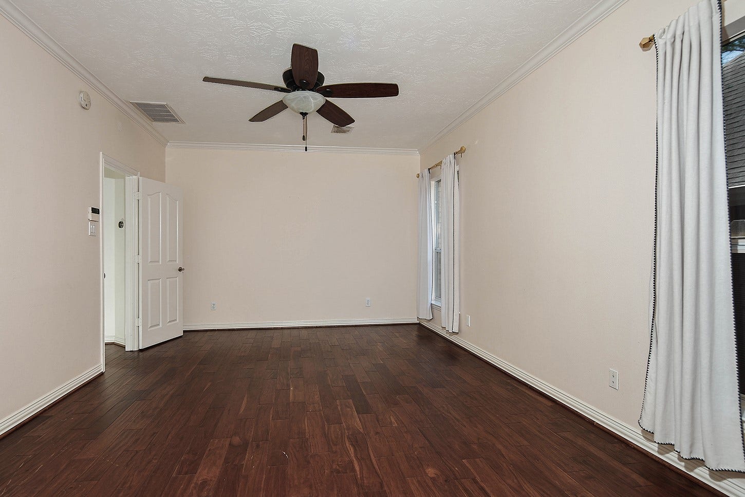 27 Bluff Creek Place, The Woodlands, TX 77382 27 Bluff Creek Place, The Woodlands, TX 77382