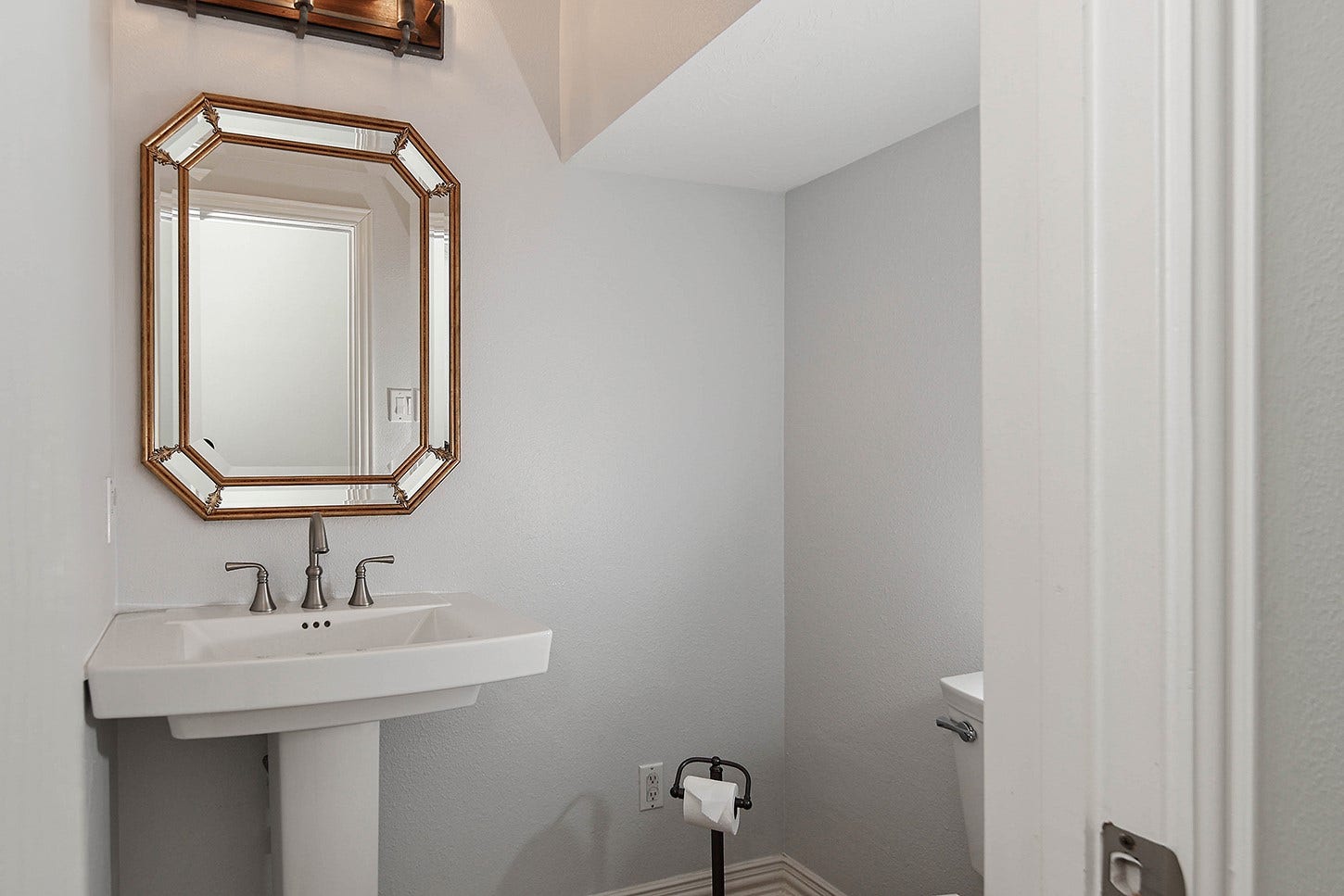 27 Bluff Creek Place, The Woodlands, TX 77382 27 Bluff Creek Place, The Woodlands, TX 77382