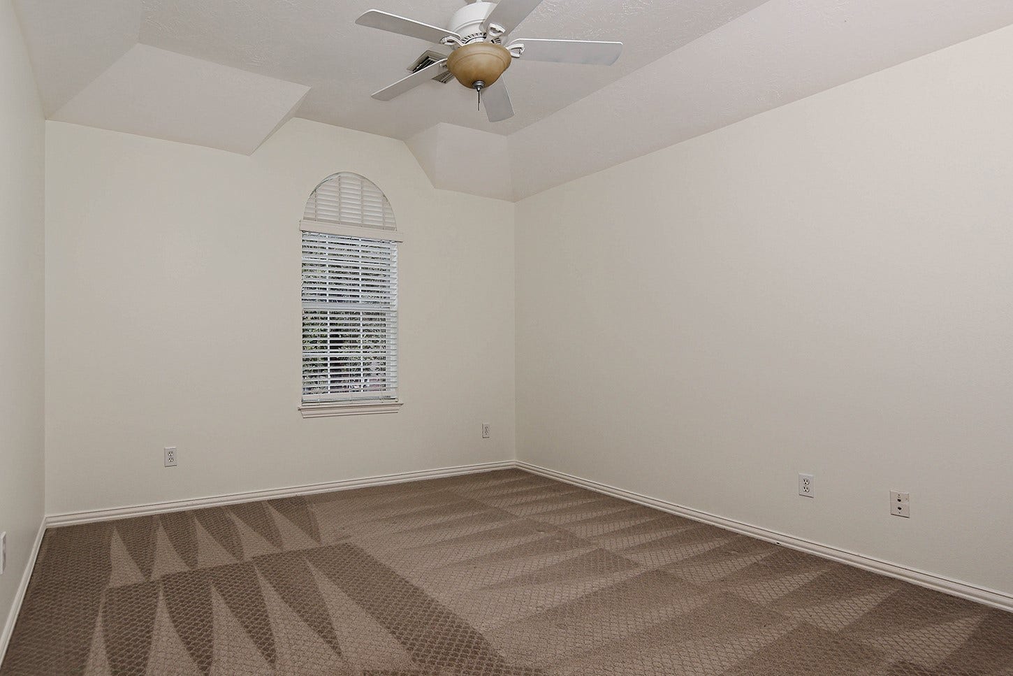 27 Bluff Creek Place, The Woodlands, TX 77382 27 Bluff Creek Place, The Woodlands, TX 77382
