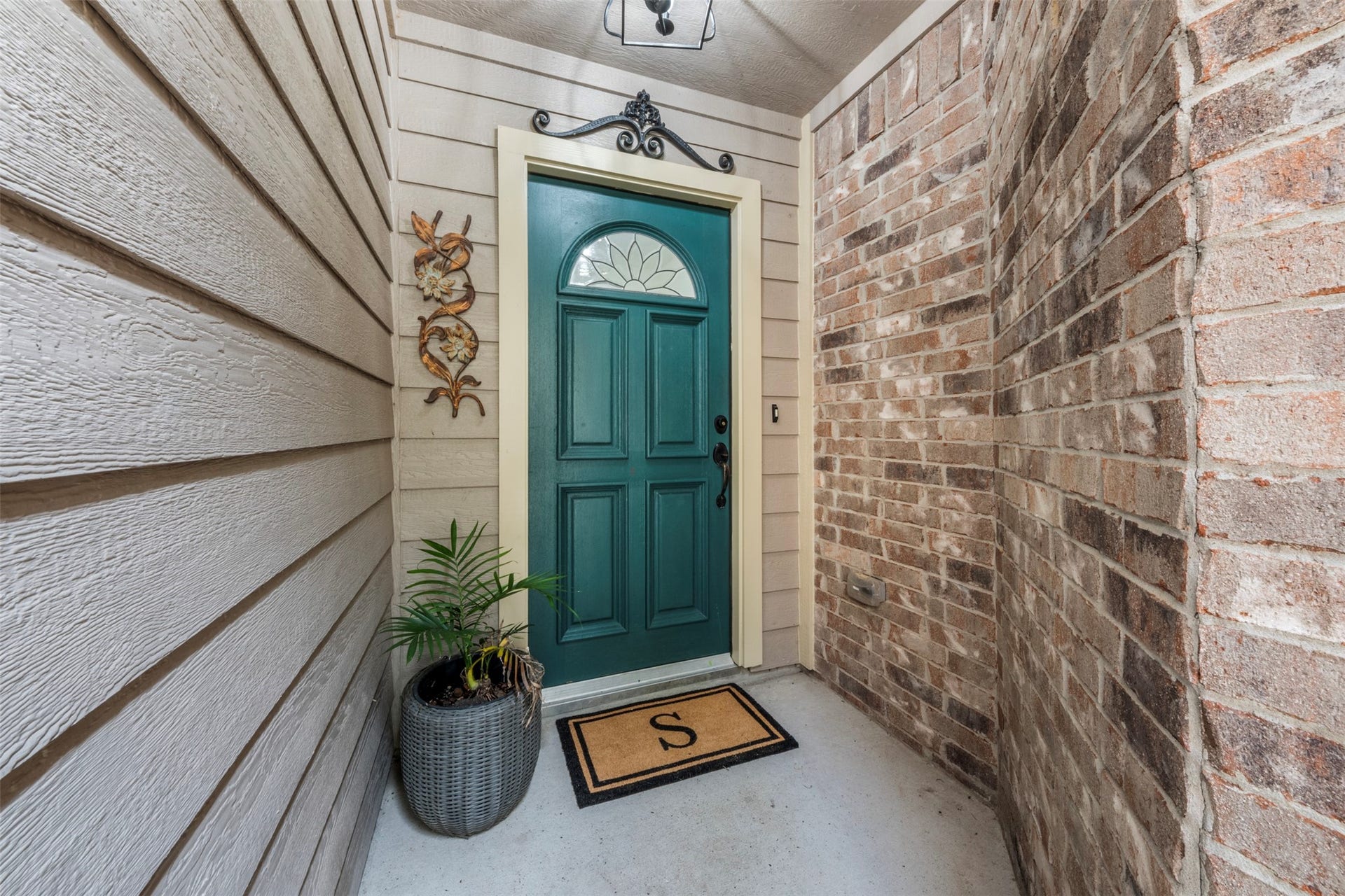 9750 Gulfstream Drive, Conroe, TX 77303 This inviting entryway features a charming teal front door with a decorative window panel and offers plenty of space to personalize and make your own.