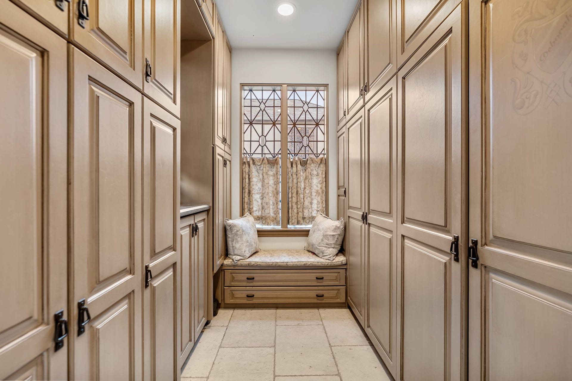 [Mud Room]
Positioned across the hall from the laundry/utility room, the mud room offers superb storage including surplus pantry storage.