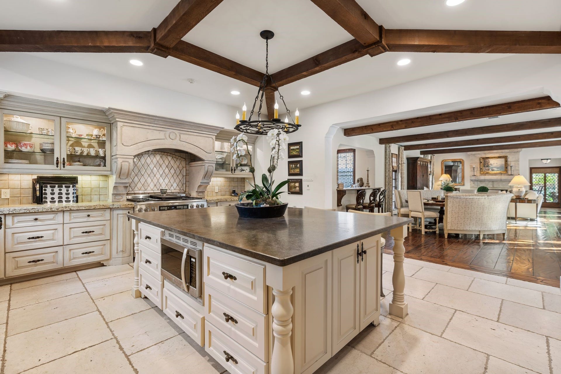 [Kitchen]
The kitchen transitions into the family room and bar.