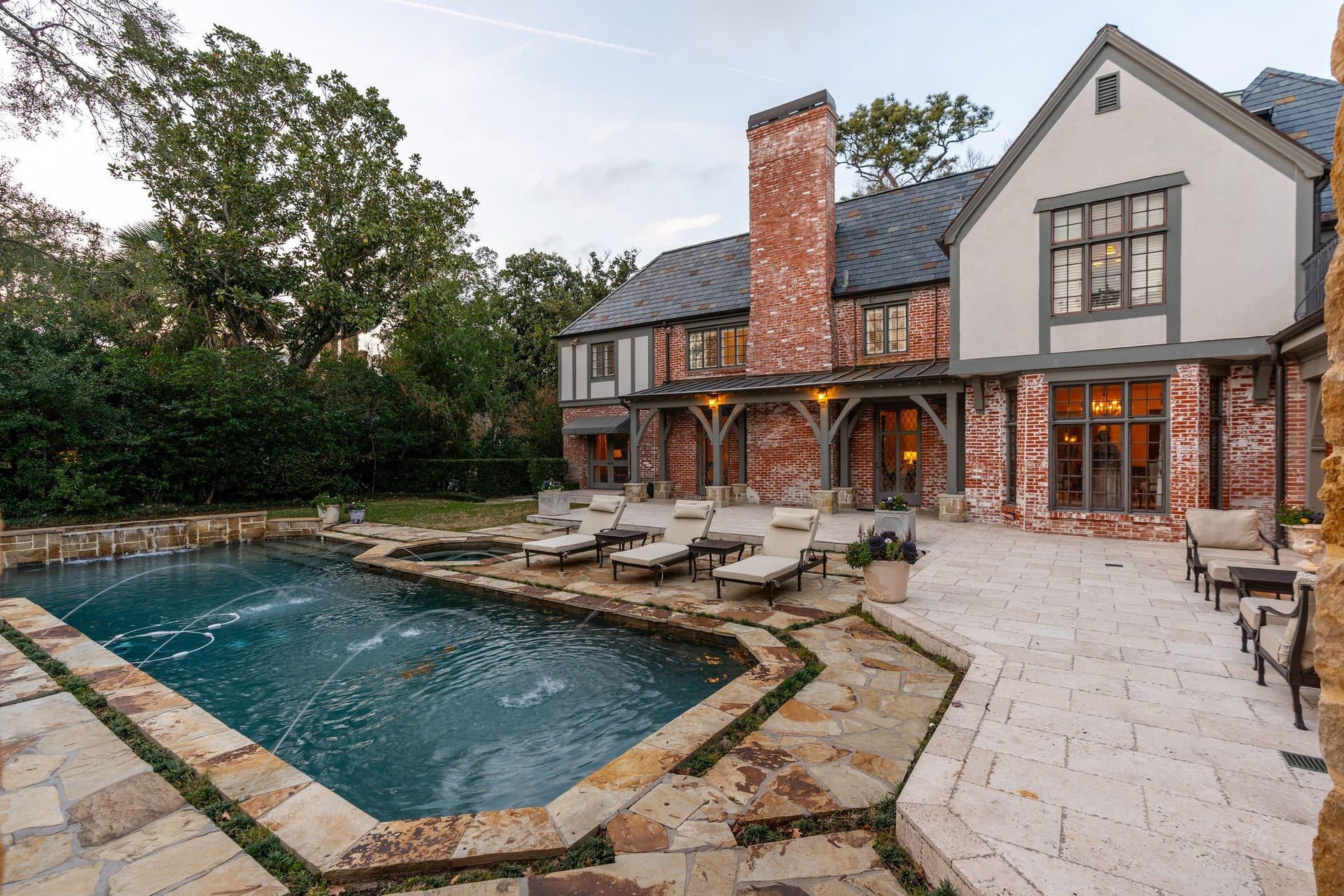 [Pool]
The inviting pool has arcing water jets and a spa. Note flagstone edging and sun deck.