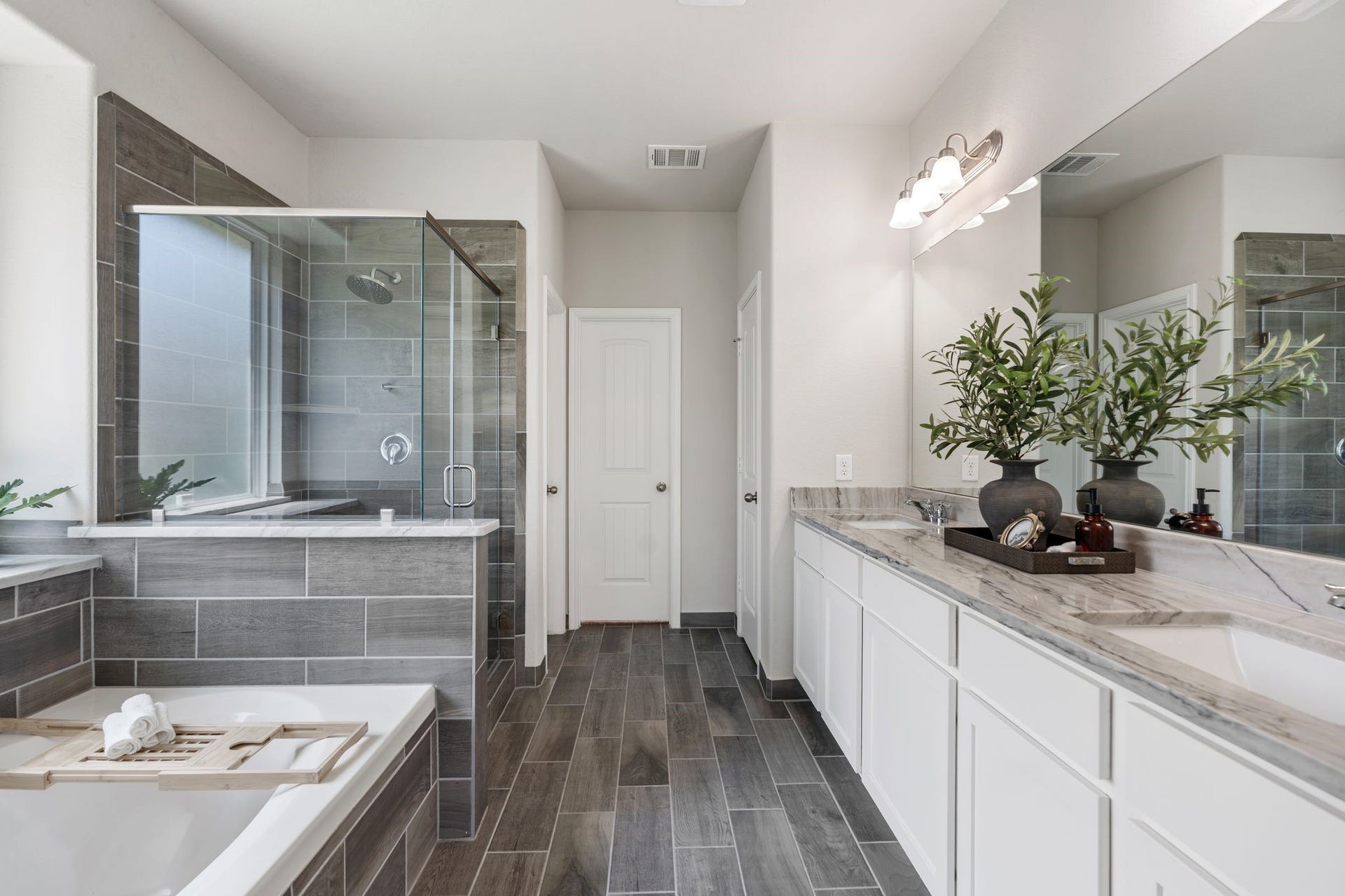314 Arbor Ranch Circle, Richmond, TX 77469 Spacious shower and tub