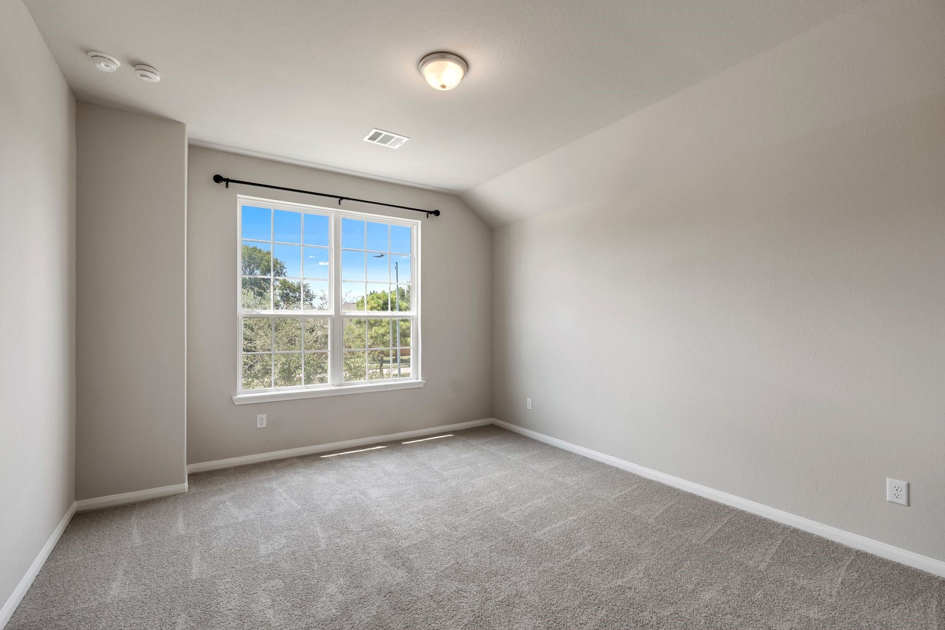314 Arbor Ranch Circle, Richmond, TX 77469 Bright upstairs secondary bedroom with double windows