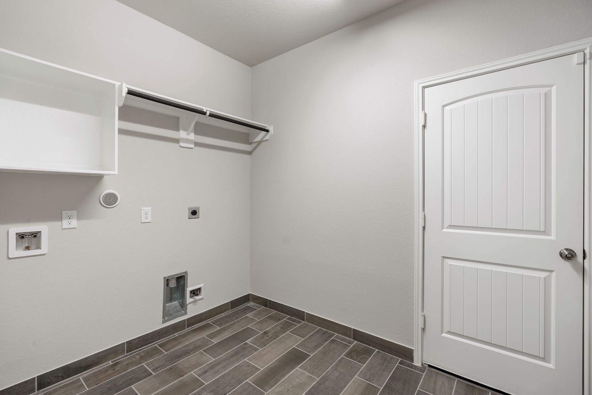 314 Arbor Ranch Circle, Richmond, TX 77469 Laundry/mudroom with built in shelving