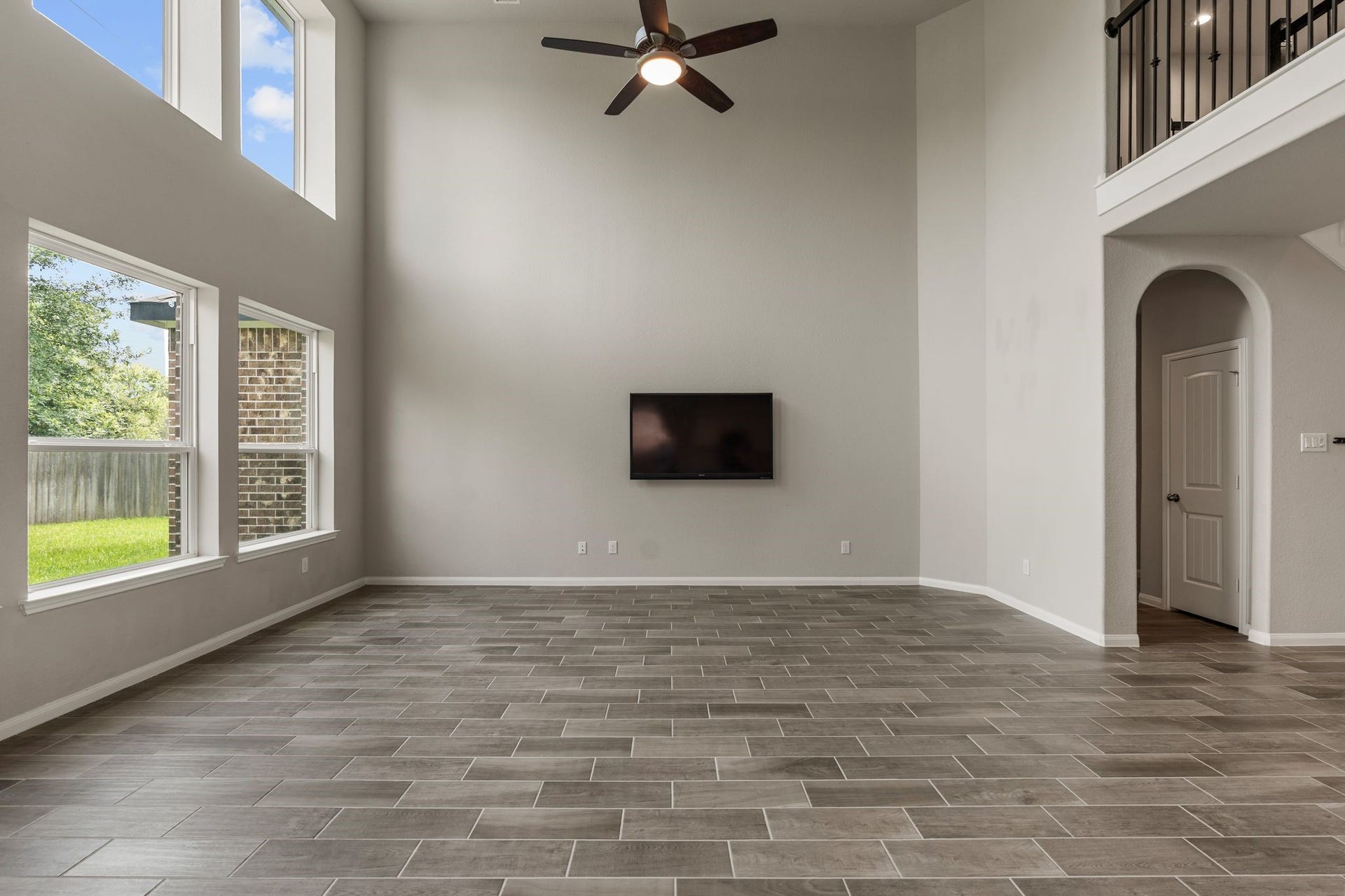 314 Arbor Ranch Circle, Richmond, TX 77469 Spacious living room designed for effortless entertaining