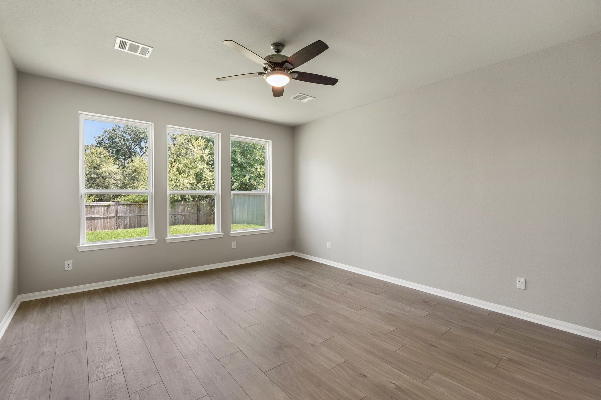 314 Arbor Ranch Circle, Richmond, TX 77469 Spacious primary bedroom with large windows and abundant natural light