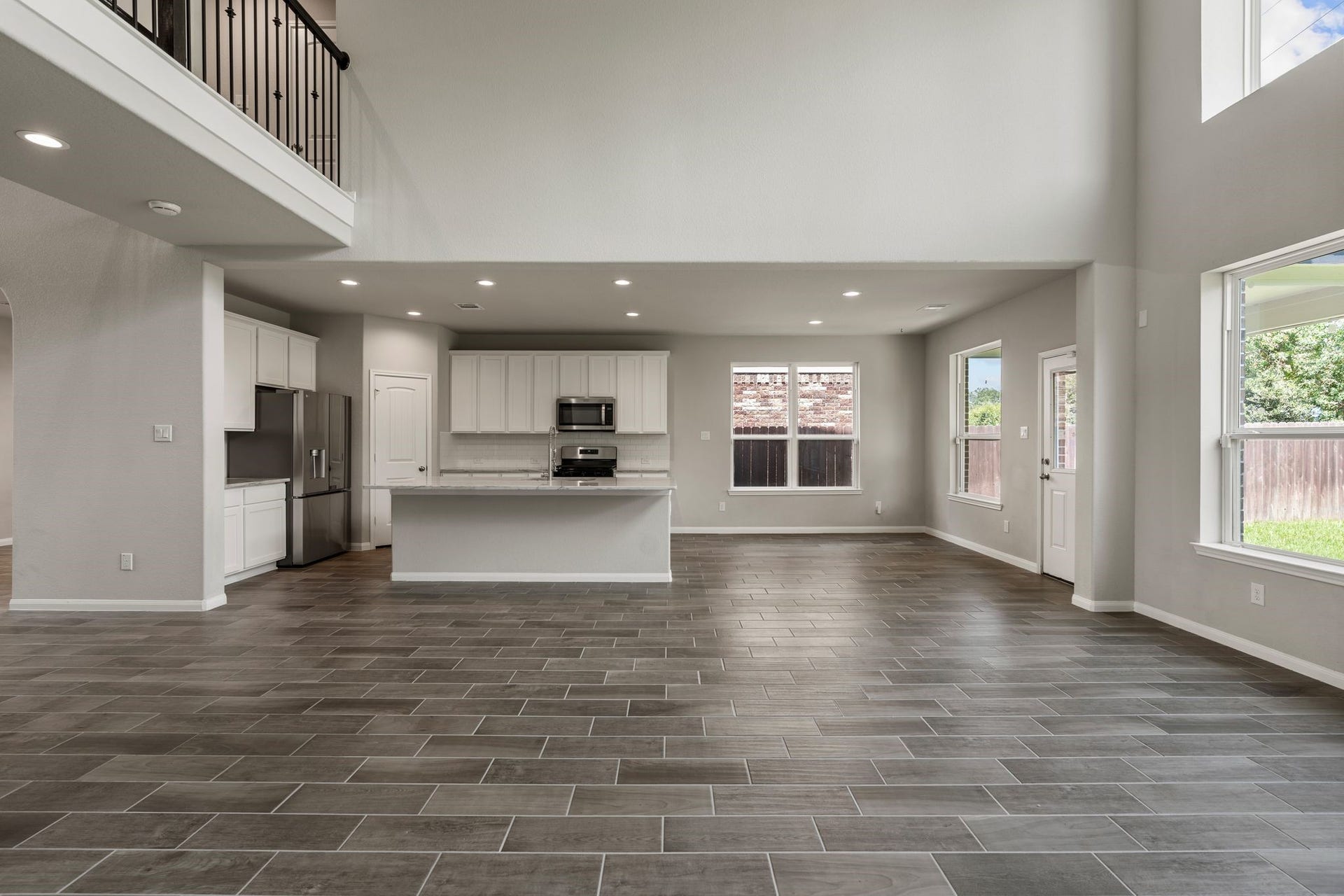 314 Arbor Ranch Circle, Richmond, TX 77469 Seamless flow between living, breakfast nook, and kitchen spaces