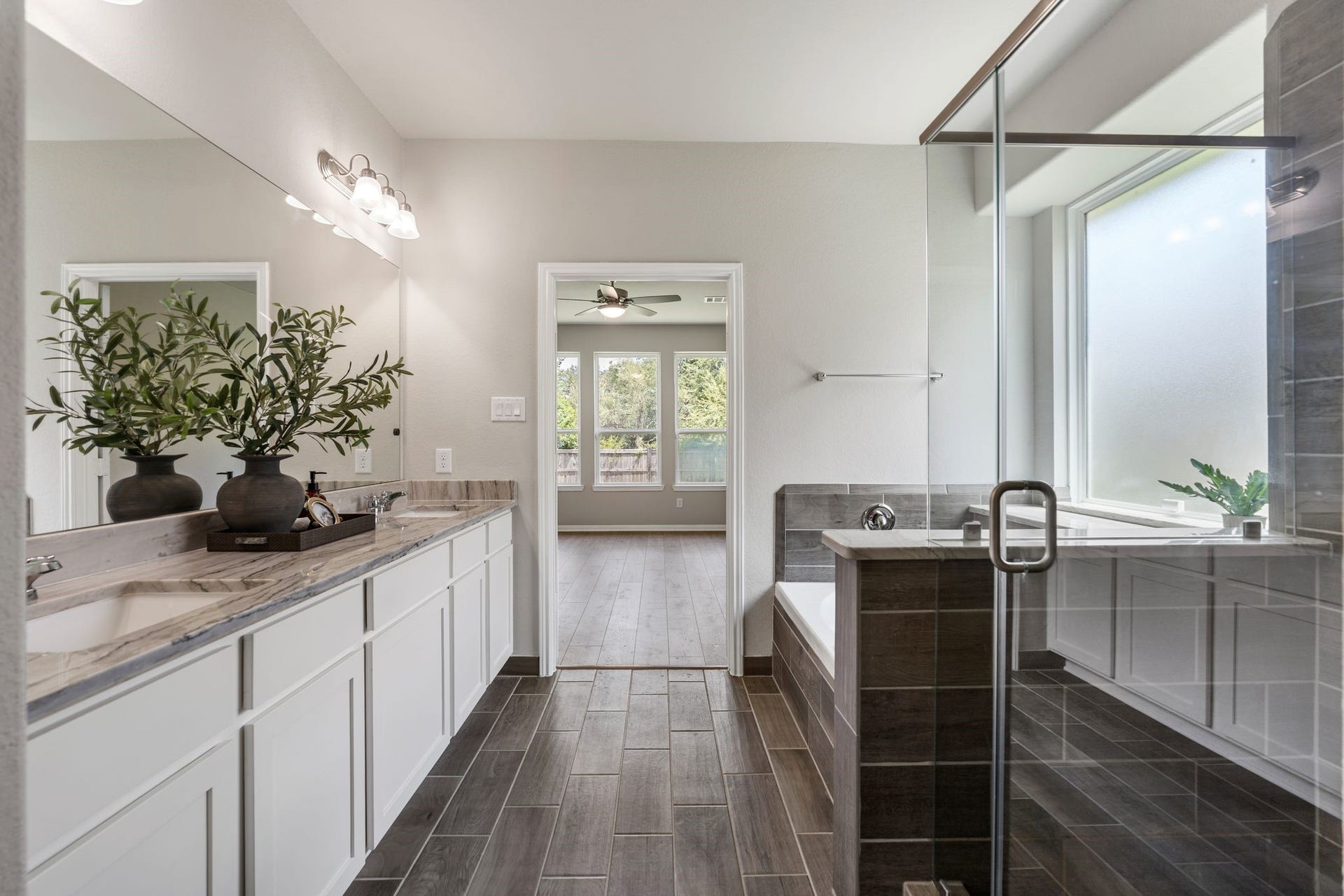 314 Arbor Ranch Circle, Richmond, TX 77469 Primary bath with double vanity and upgraded countertops