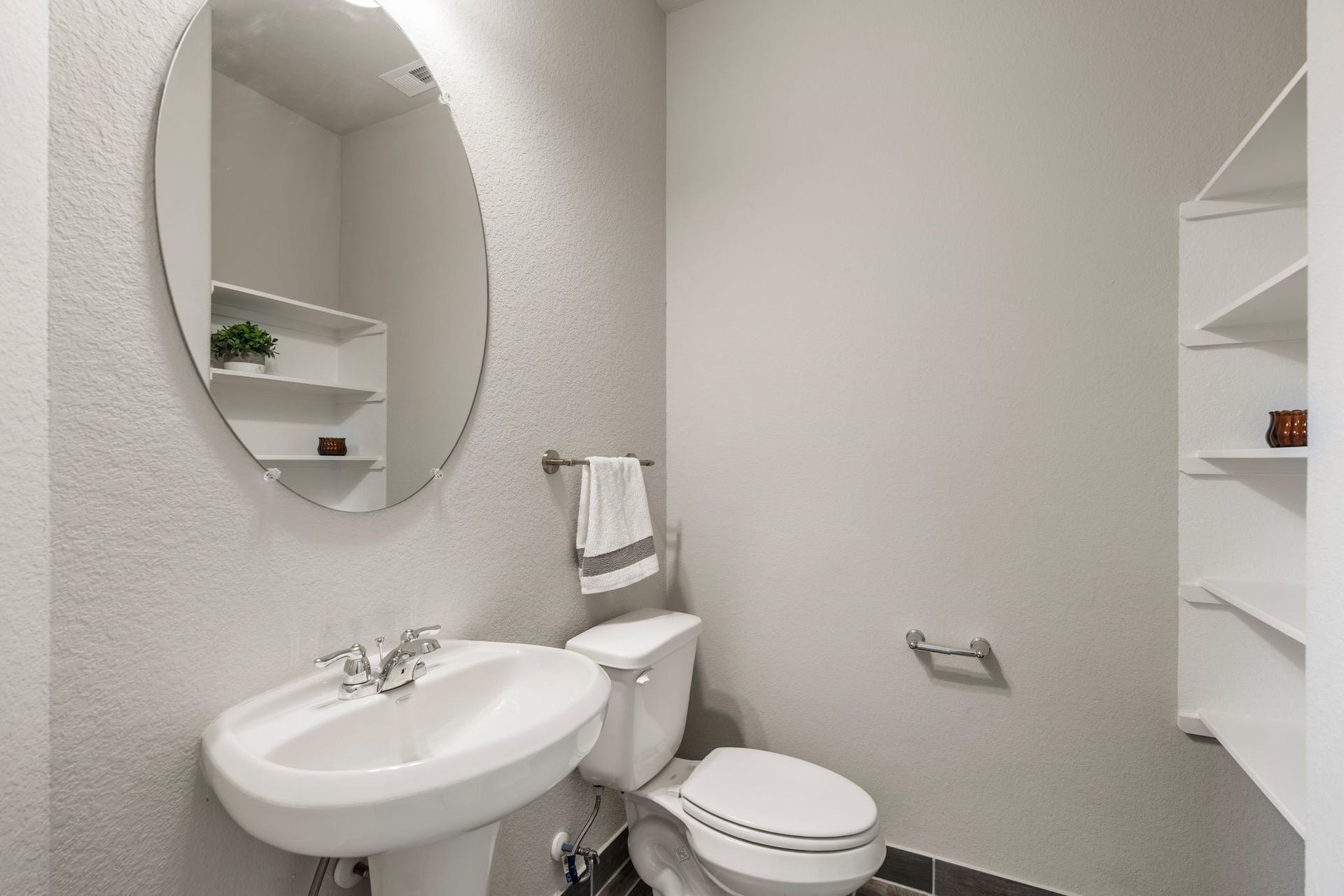 314 Arbor Ranch Circle, Richmond, TX 77469 Downstairs powder bath