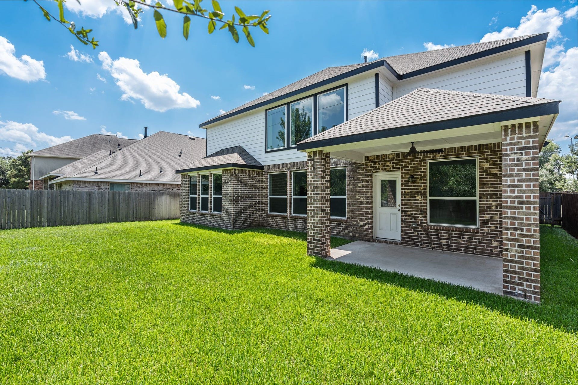 314 Arbor Ranch Circle, Richmond, TX 77469 Spacious backyard with plenty of room to enjoy