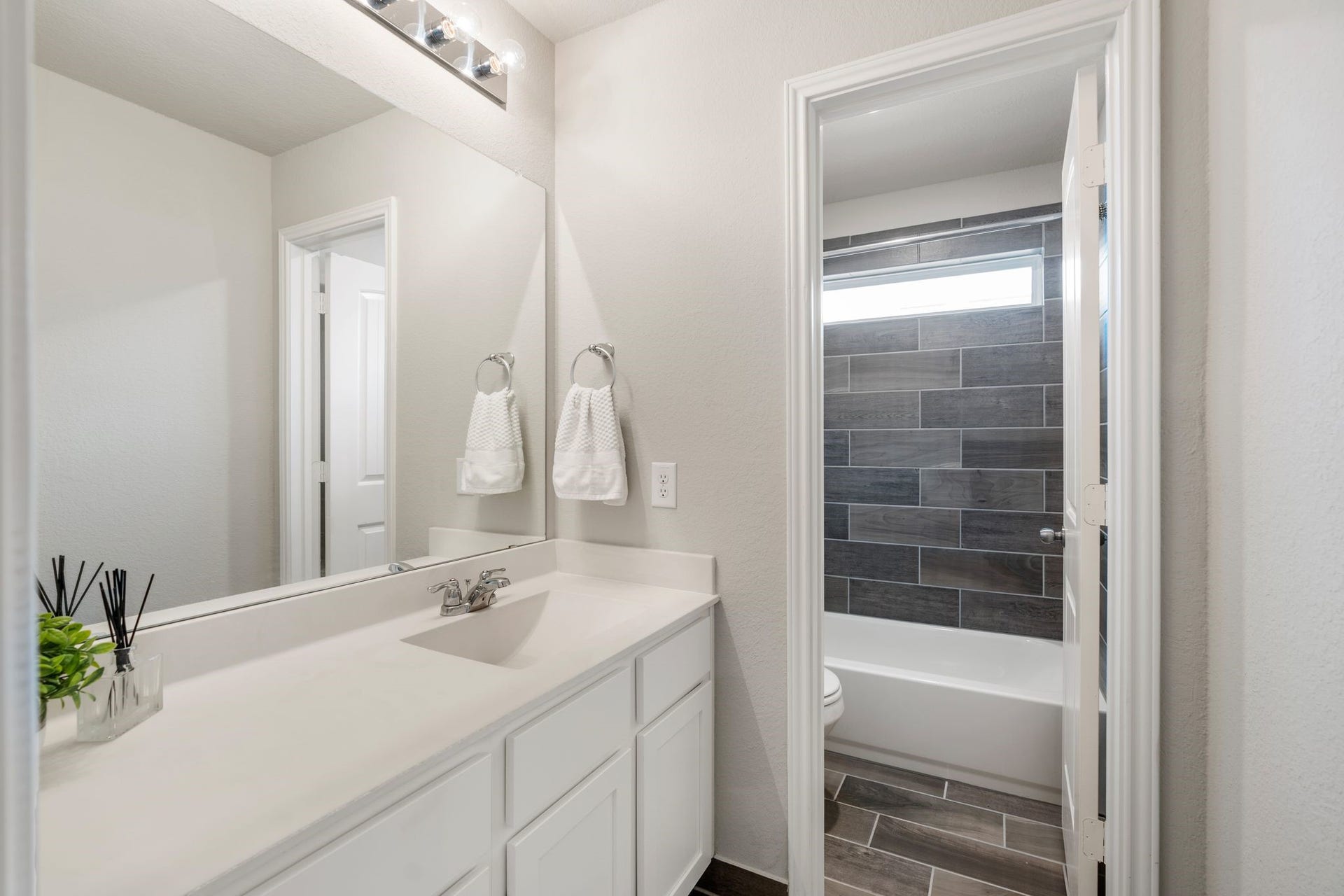 314 Arbor Ranch Circle, Richmond, TX 77469 Secondary bathroom with private tub/shower combo and toilet