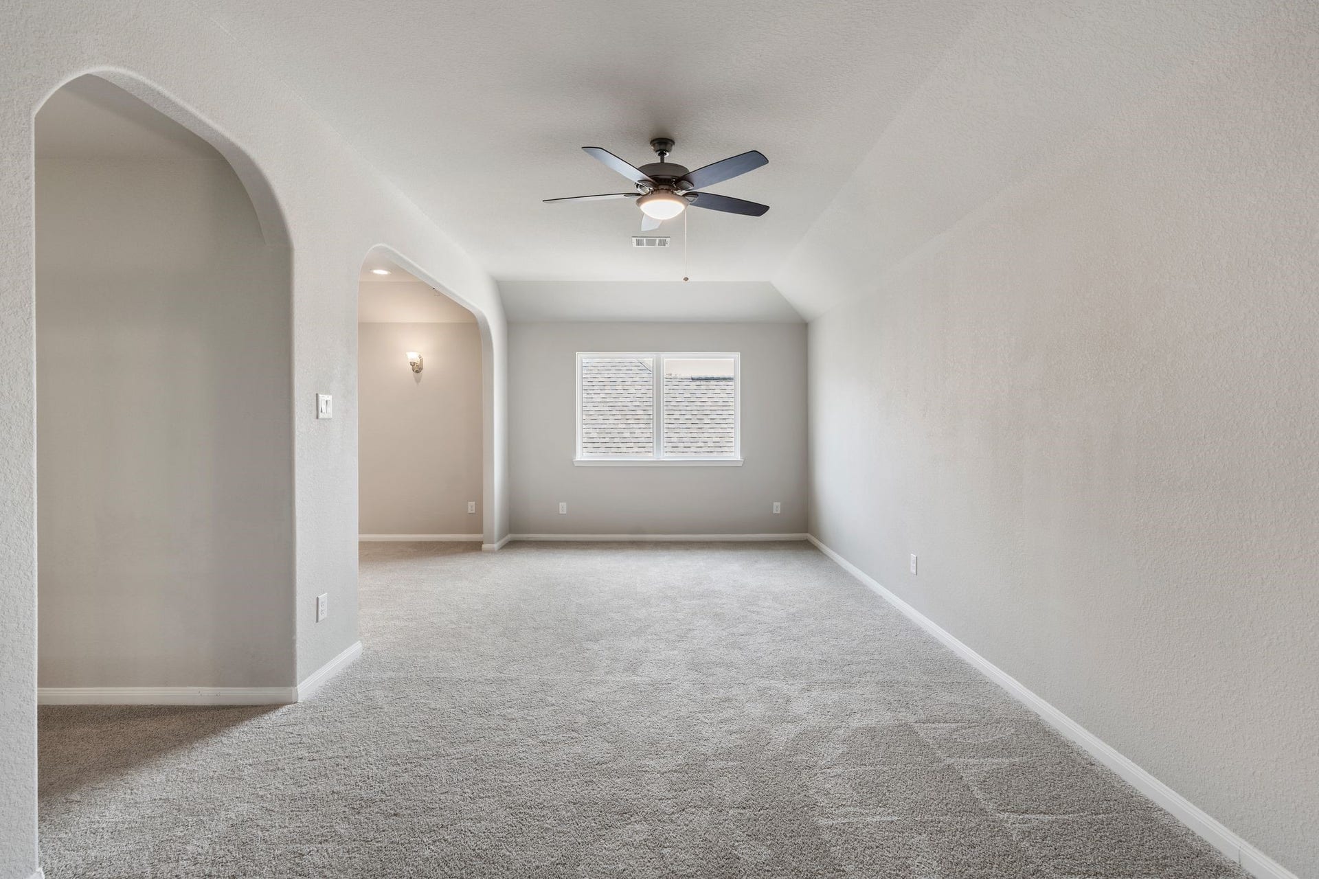 314 Arbor Ranch Circle, Richmond, TX 77469 Bright secondary living space with new plush carpet