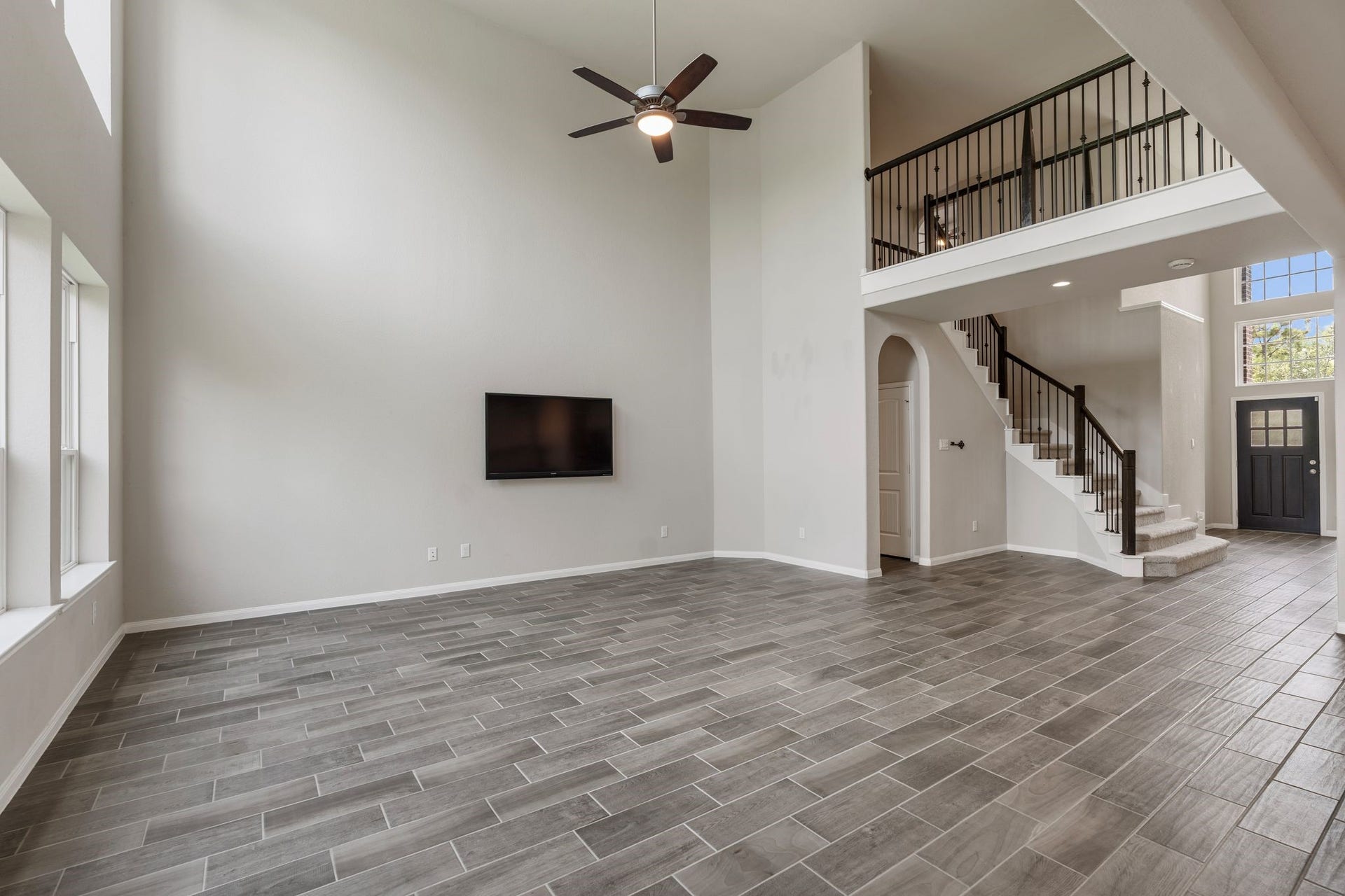 314 Arbor Ranch Circle, Richmond, TX 77469 Two-story living room with abundant natural light