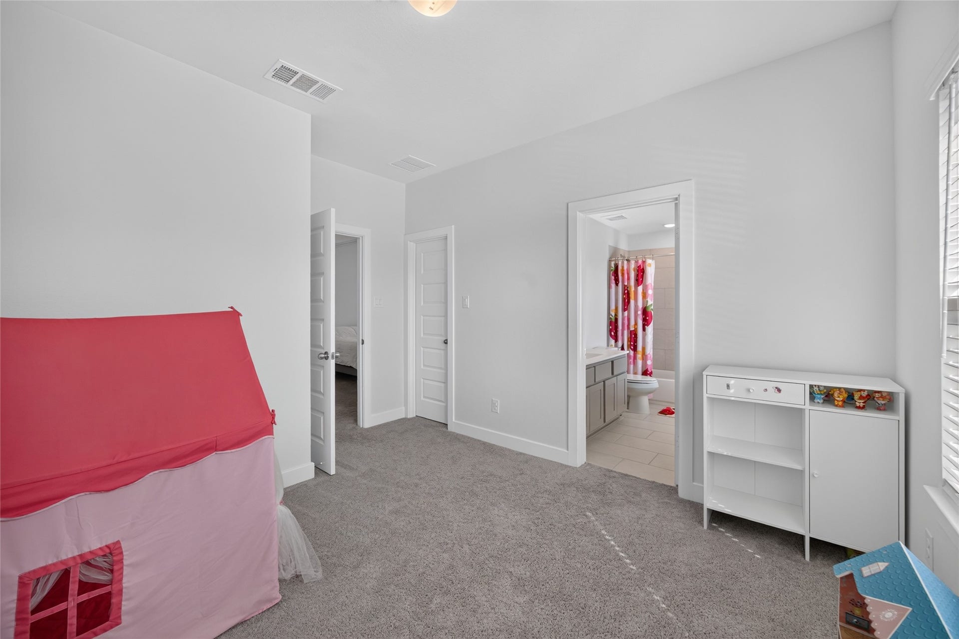 7311 Winding Aster Way, Katy, TX 77493 This alternate angle shows the secondary bedrooms closet and direct access to an adjoining bathroom. The layout leaves room for bedroom furnishings or a combination of sleeping and study areas. Carpeting and neutral walls continue the consistent finishes found throughout the upstairs bedrooms.