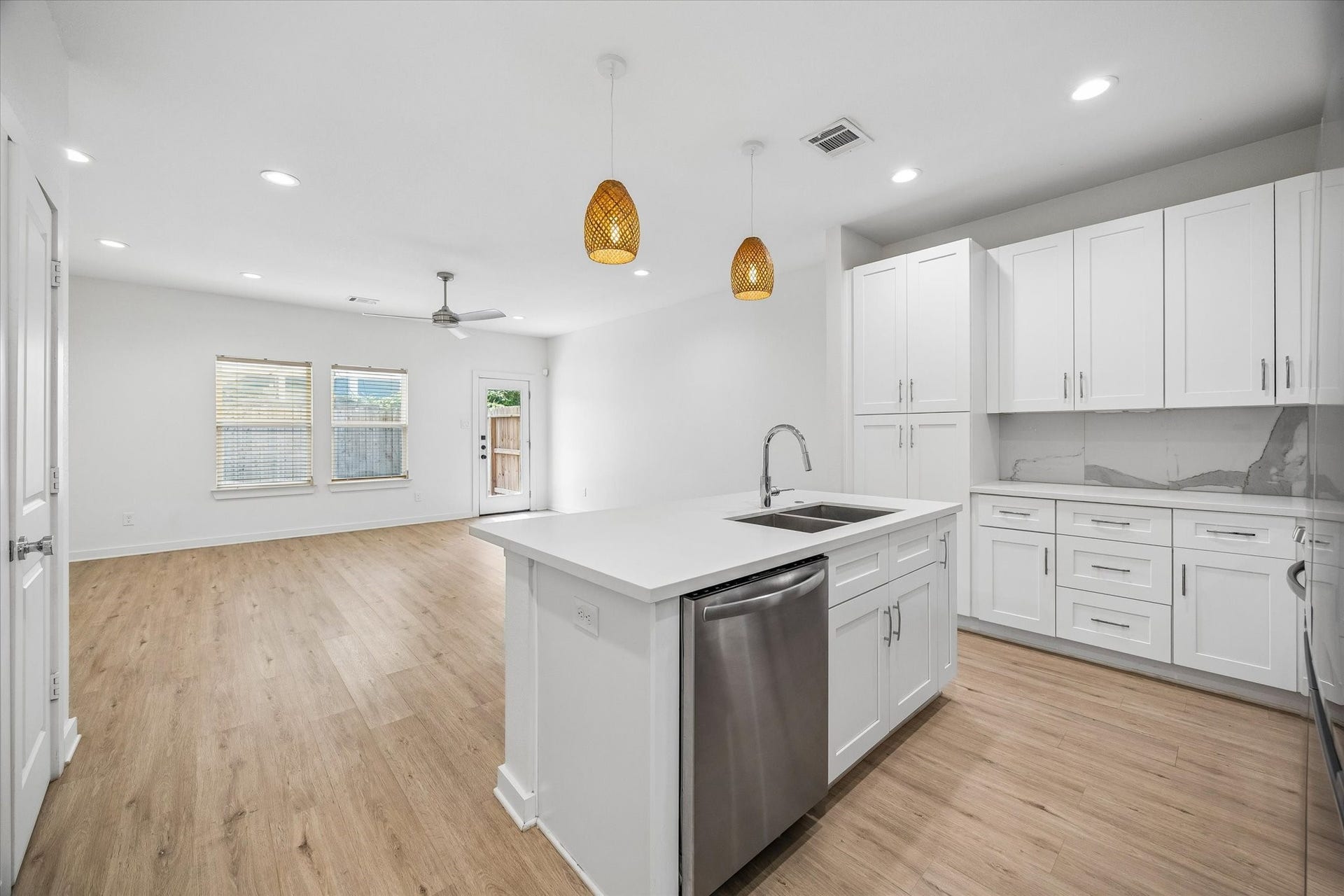 5710 Elysian Street, Houston, TX 77009 5710 Elysian Street, Houston, TX 77009