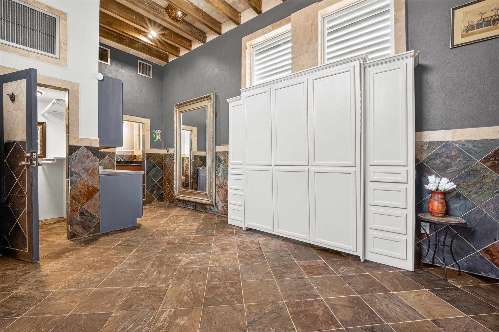 This unit is a very efficient space. Designed for one who likes small living spaces, this would be ideal as a vacation or second home. Close to Galveston Bay.