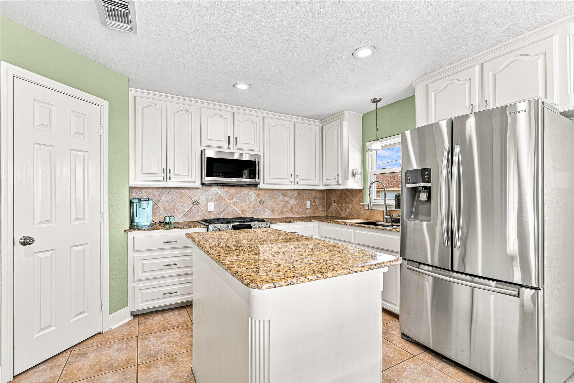 19 N Sandpiper Street, La Marque, TX 77568 19 N Sandpiper Street, La Marque, TX 77568