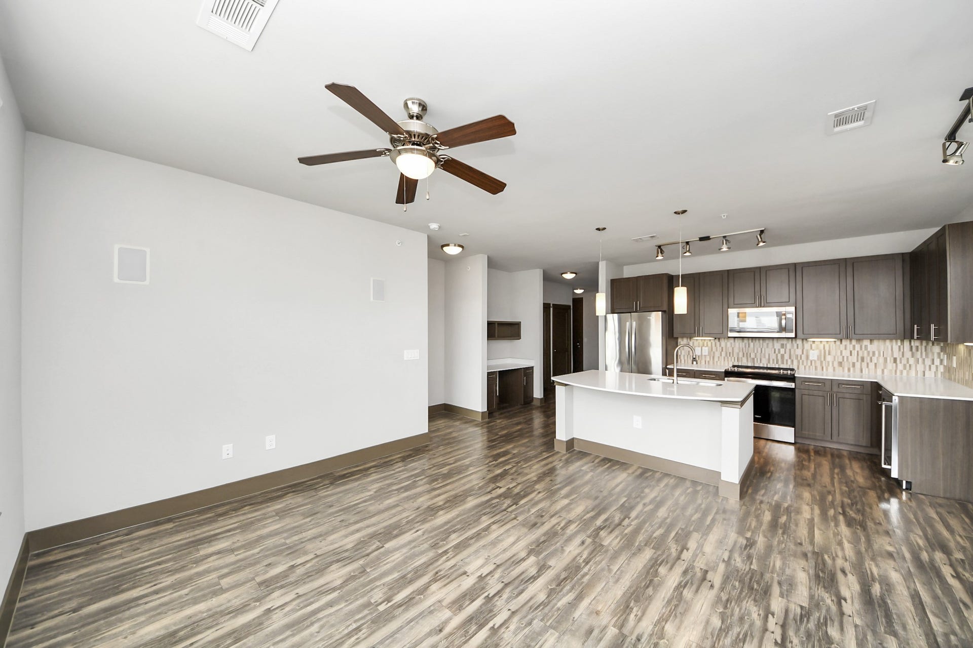 5454 Washington St Avenue, #1611, Houston, TX 77007 Photos are not of actual units, similar floor plan finishes, verify dimensions