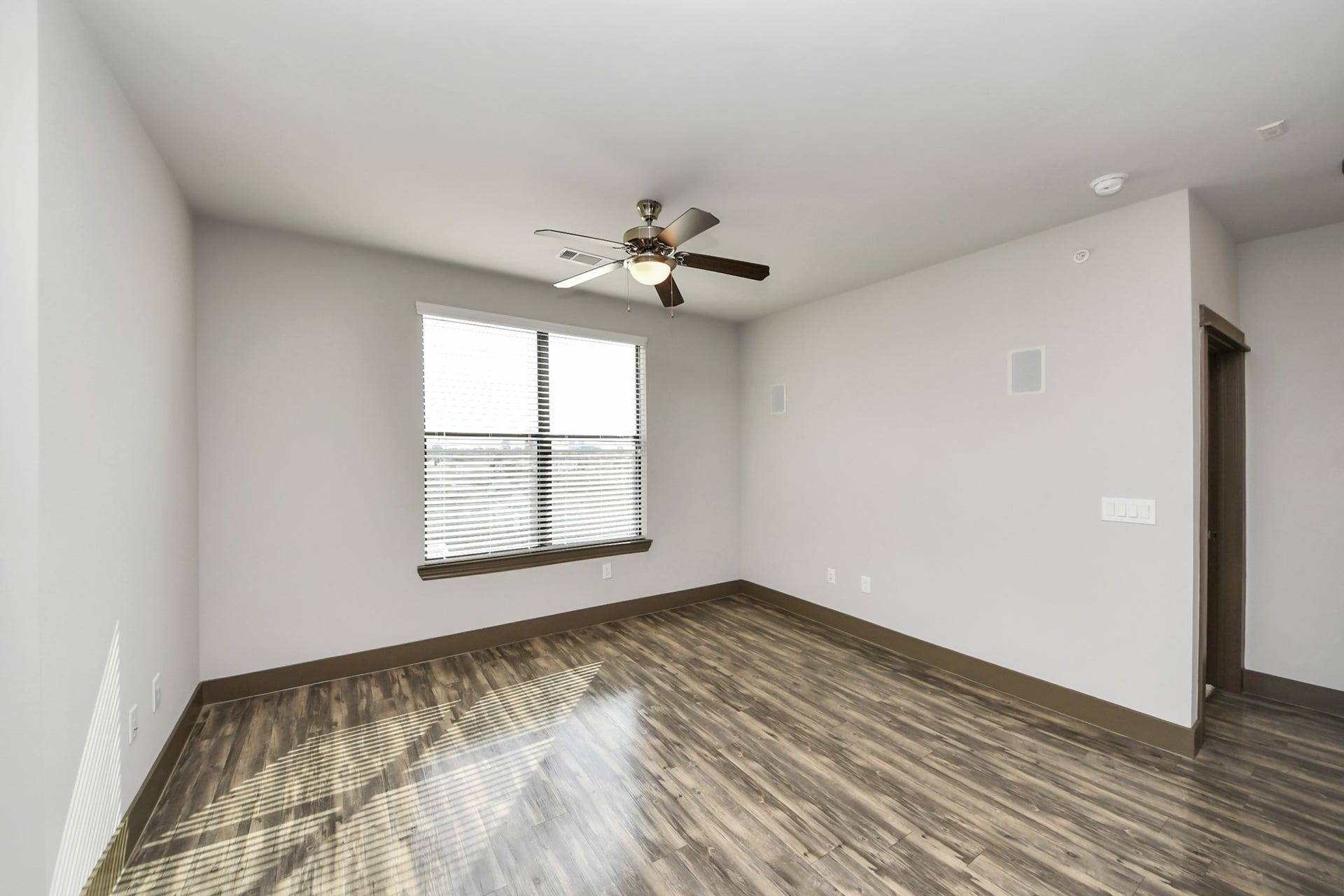 5454 Washington St Avenue, #1611, Houston, TX 77007 Photos are not of actual units, similar floor plan finishes, verify dimensions