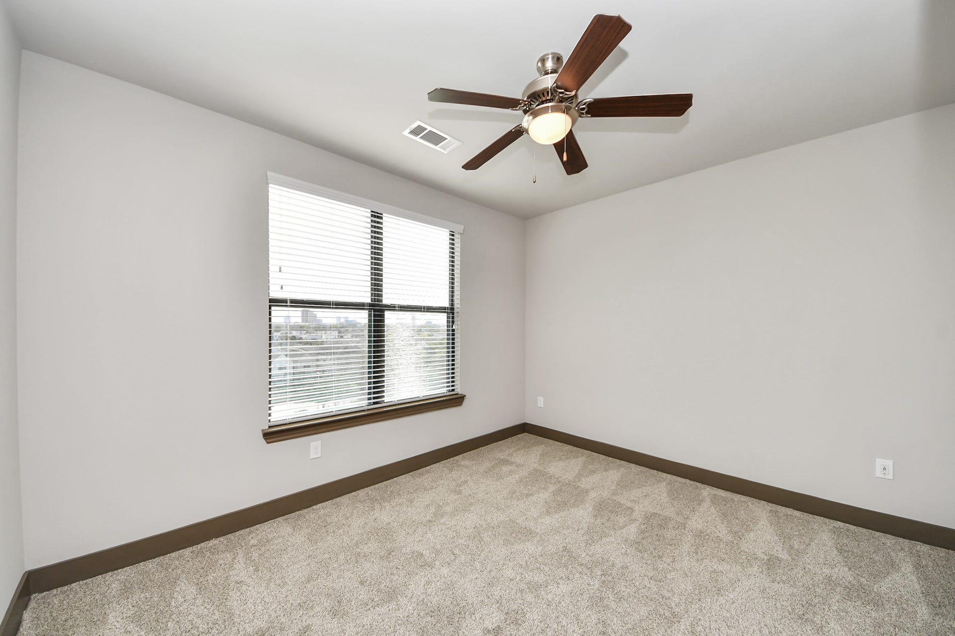 5454 Washington St Avenue, #1611, Houston, TX 77007 Photos are not of actual units, similar floor plan finishes, verify dimensions