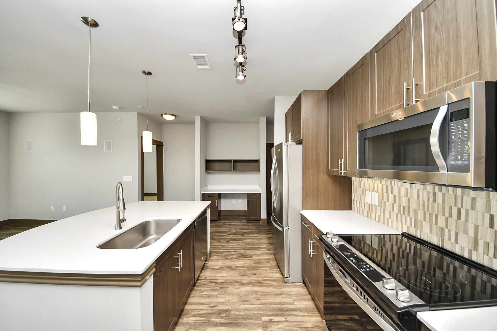 5454 Washington St Avenue, #1611, Houston, TX 77007 Photos are not of actual units, similar floor plan finishes, verify dimensions