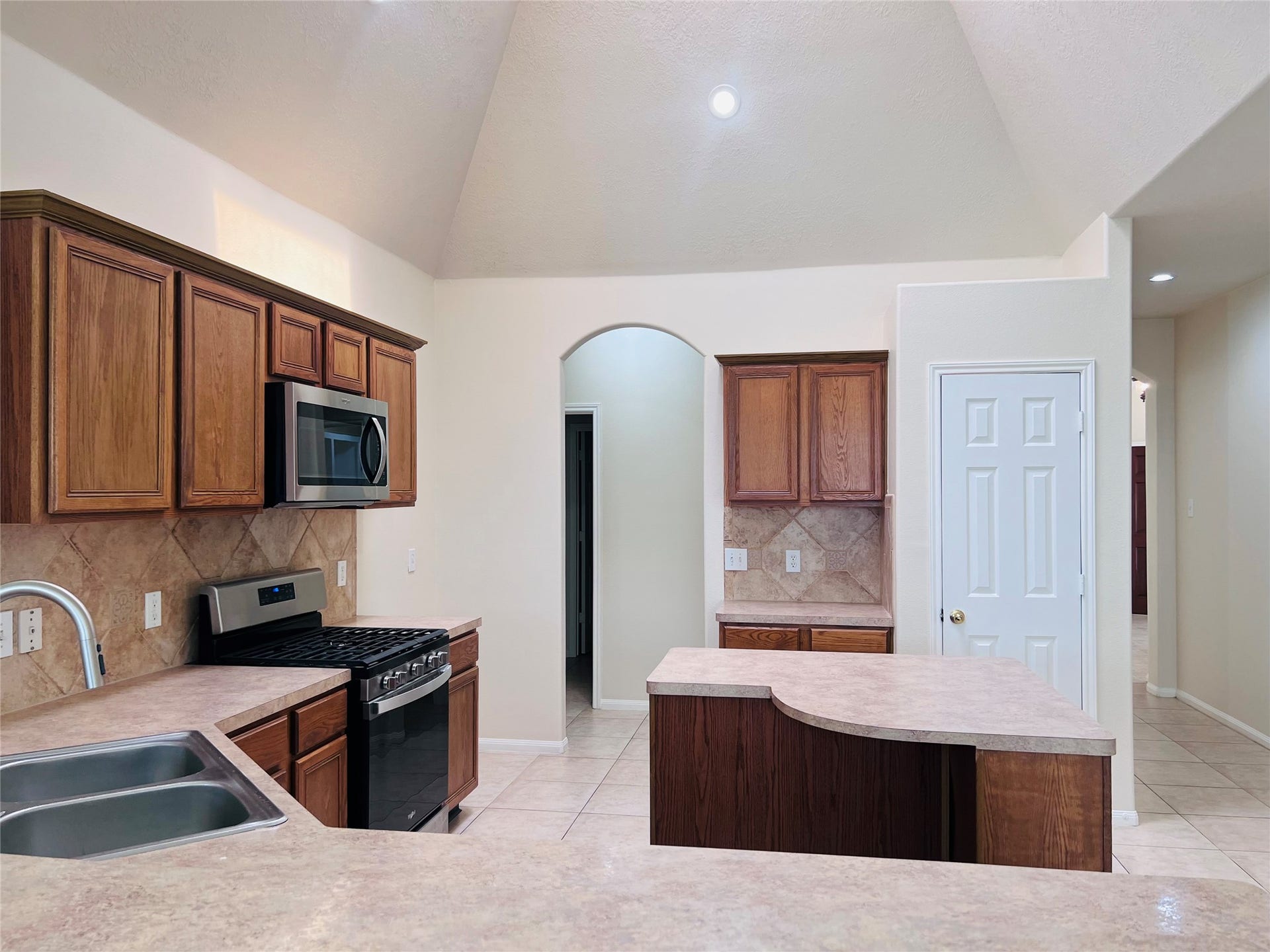 18515 Windy Village Lane, Katy, TX 77449 A spacious kitchen featuring a central island, perfect for meal prep and casual dining.