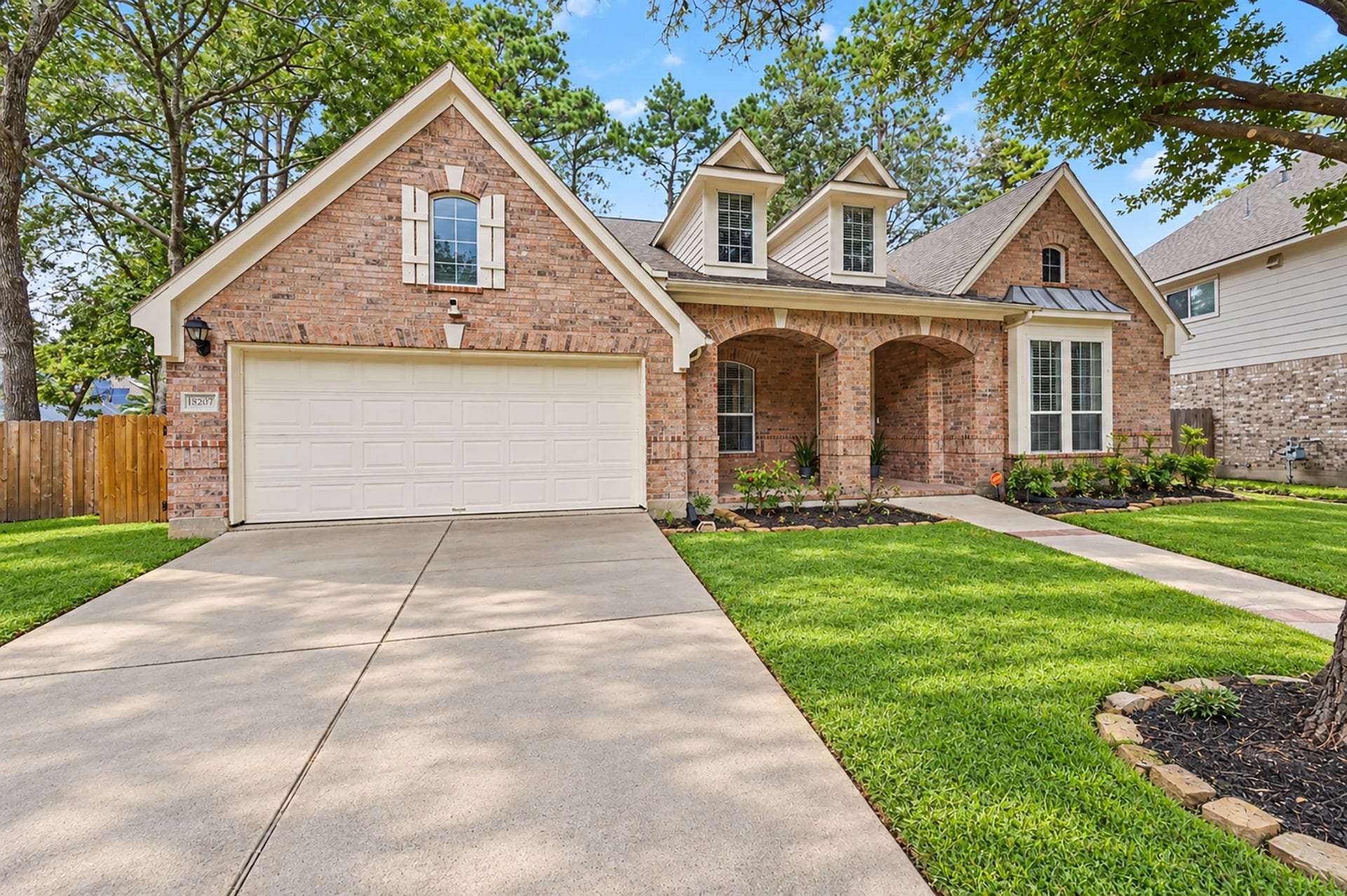 18207 Red Eagle Court, Humble, TX 77346 Beautiful brick 1.5 story home on a large lot!! Grass virtually enhanced