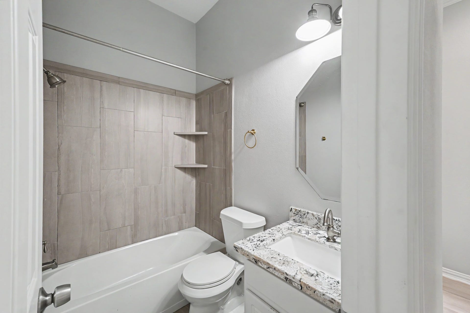 18207 Red Eagle Court, Humble, TX 77346 Full bathroom Located at the front of the home convenient to bedroom #2, office and common areas.