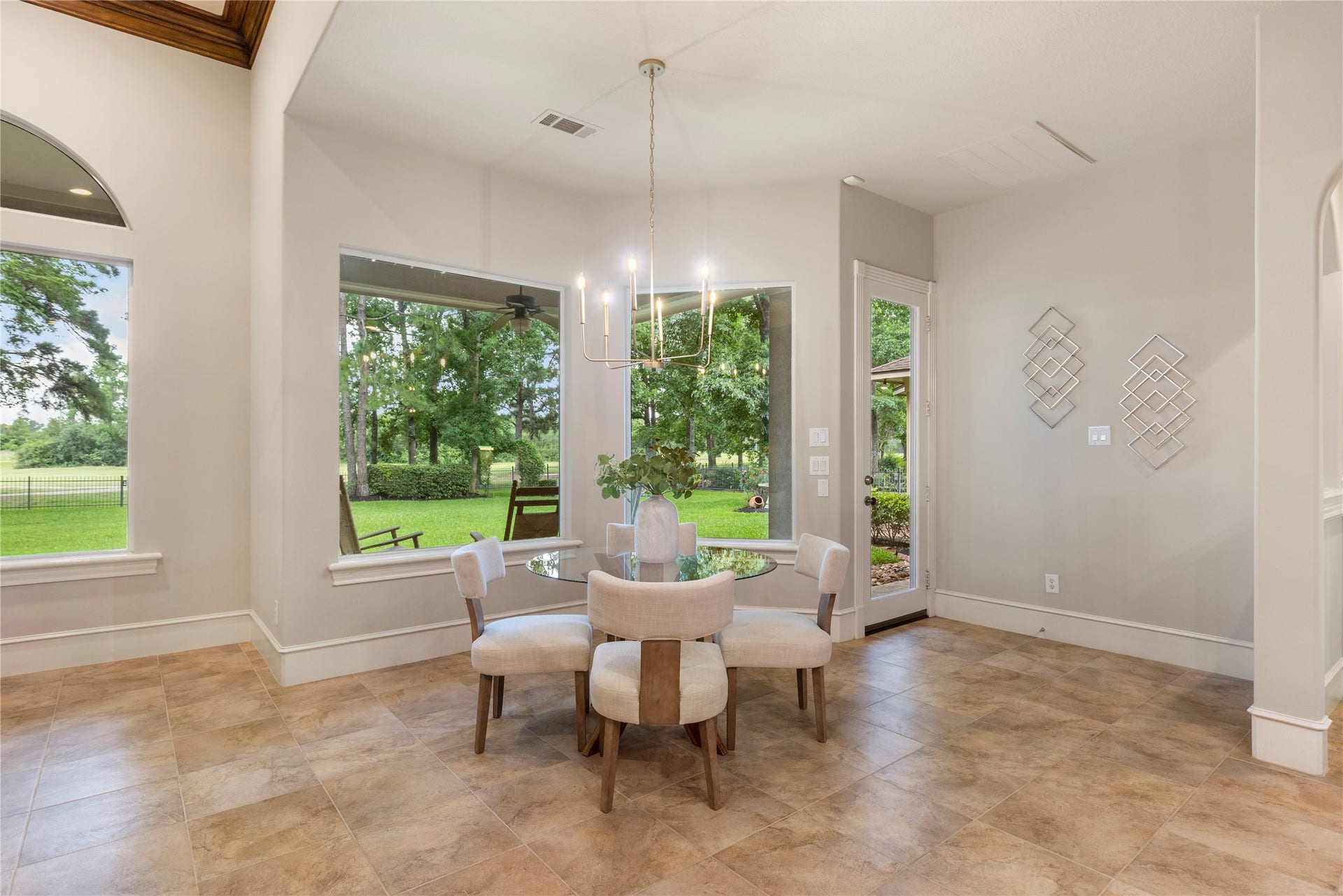 6207 Windrose Hollow Lane, Spring, TX 77379 A bright breakfast area overlooks the backyard and golf course, making everyday meals feel special. The views bring in a sense of calm while keeping the kitchen and den close by.