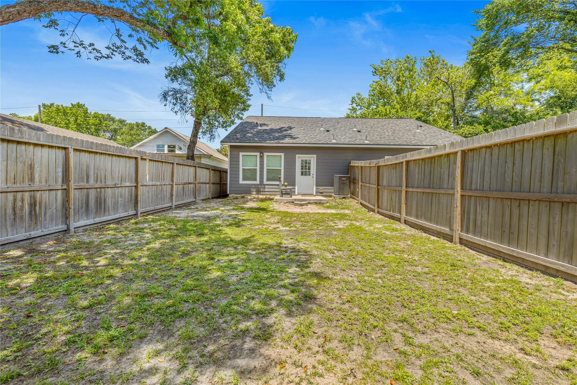 405 W Worsham Street, Willis, TX 77378