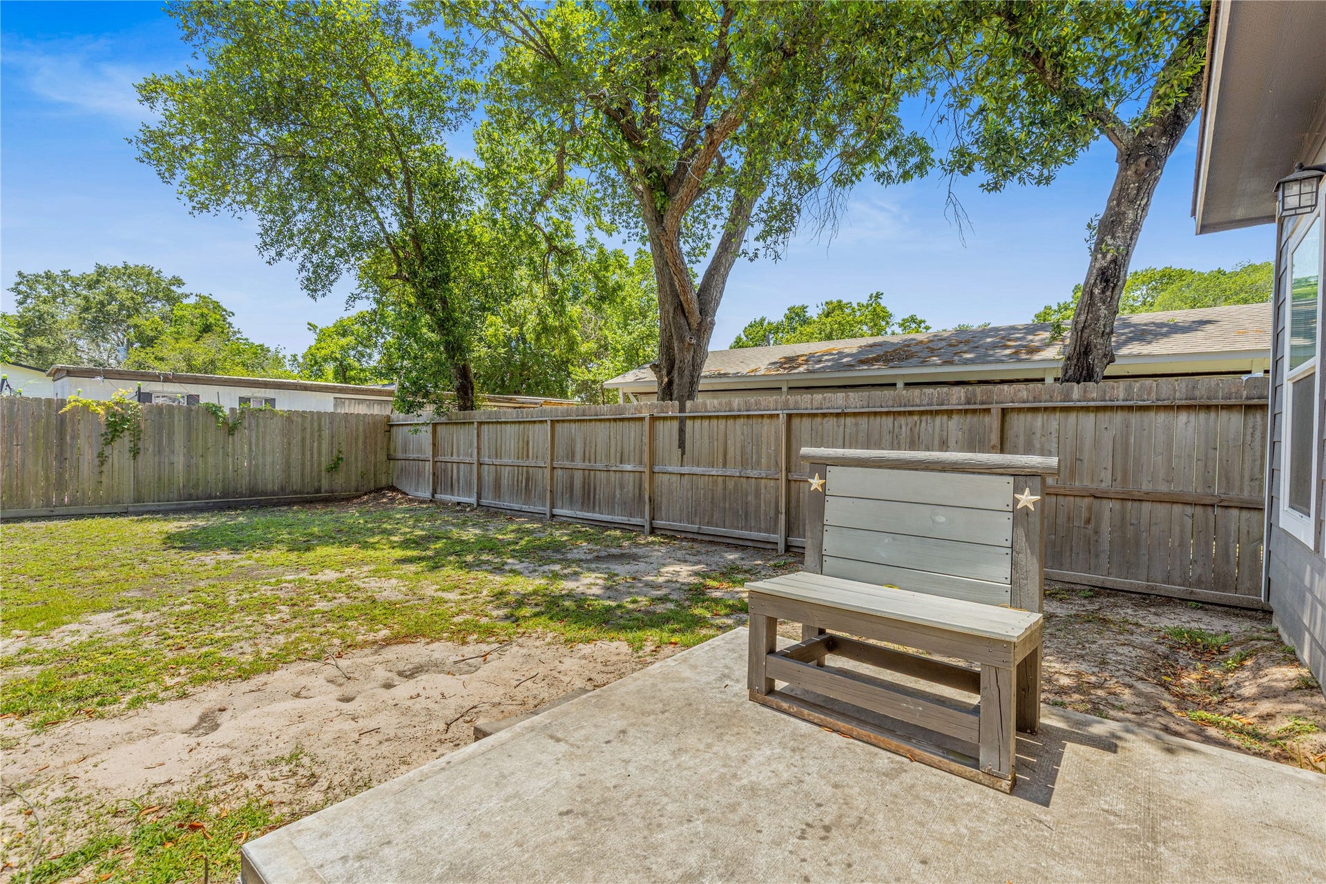 405 W Worsham Street, Willis, TX 77378