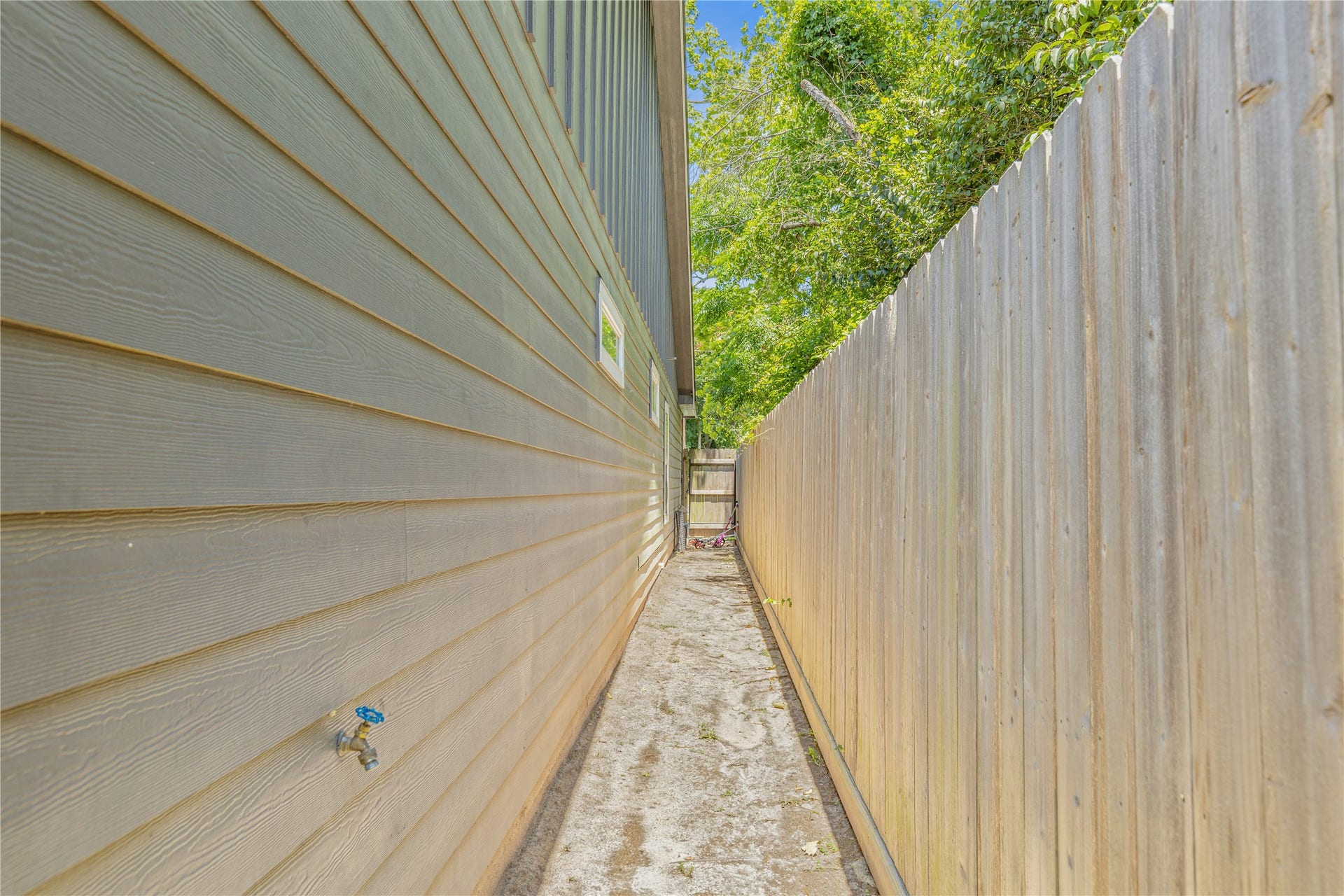 405 W Worsham Street, Willis, TX 77378