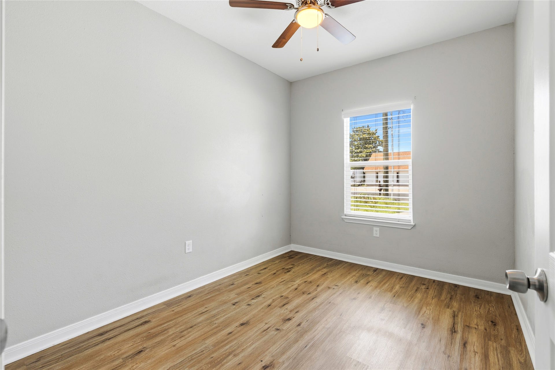 405 W Worsham Street, Willis, TX 77378