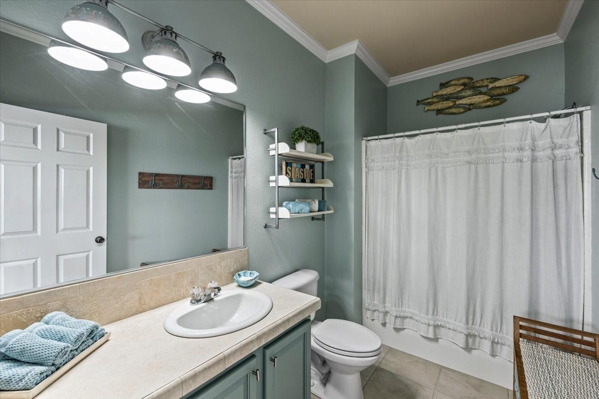 1231 N Stingaree Drive, Crystal Beach, TX 77650