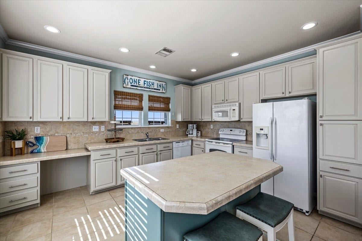 1231 N Stingaree Drive, Crystal Beach, TX 77650