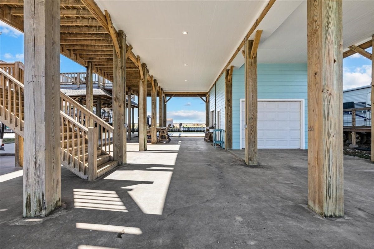 1231 N Stingaree Drive, Crystal Beach, TX 77650